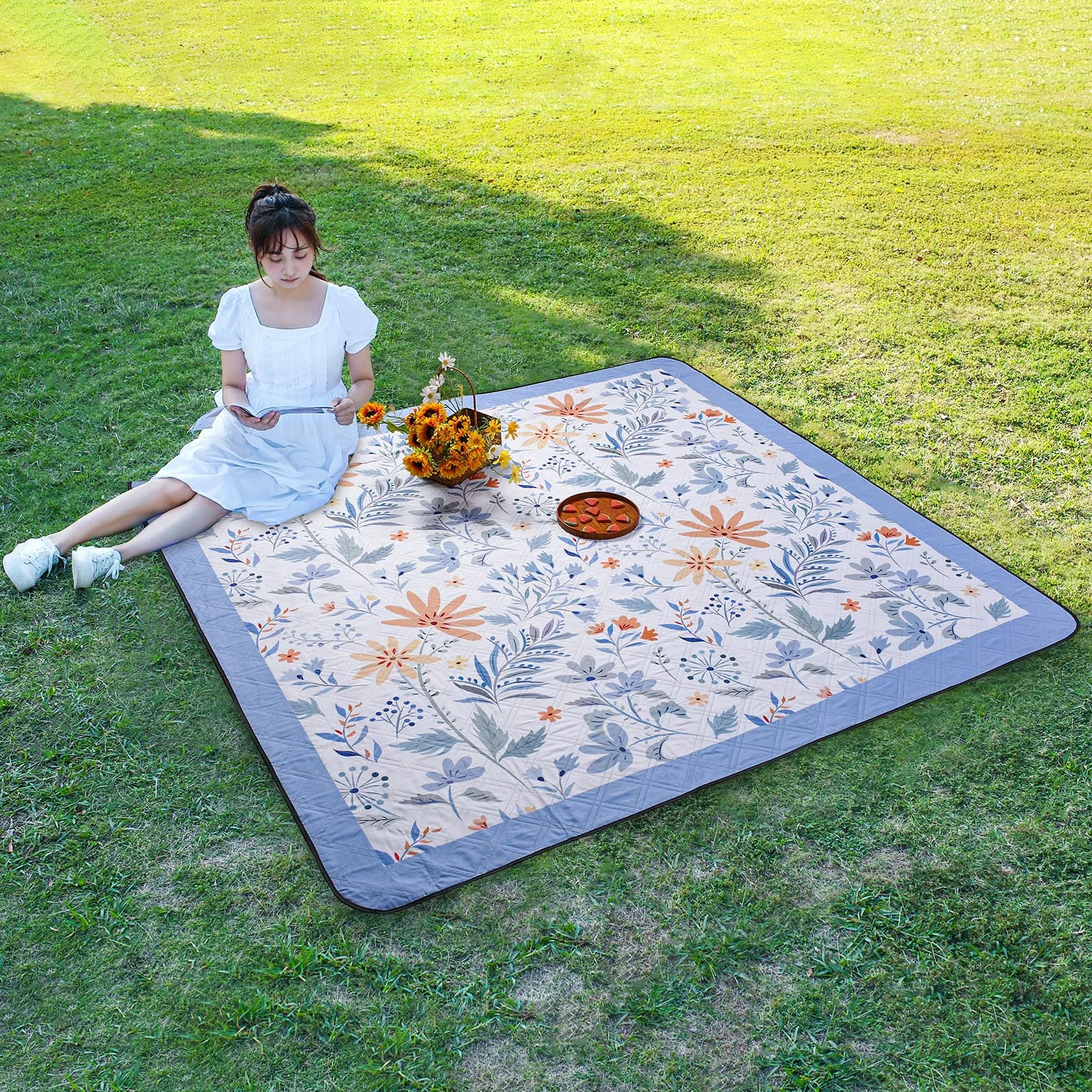 DEWUR Coperta da picnic coperta da spiaggia lavabile impermeabile Sandfrei XXL coperta da campeggio coperta da spiaggia isolata con parte inferiore impermeabile (200x200cm, bianco con fiori)