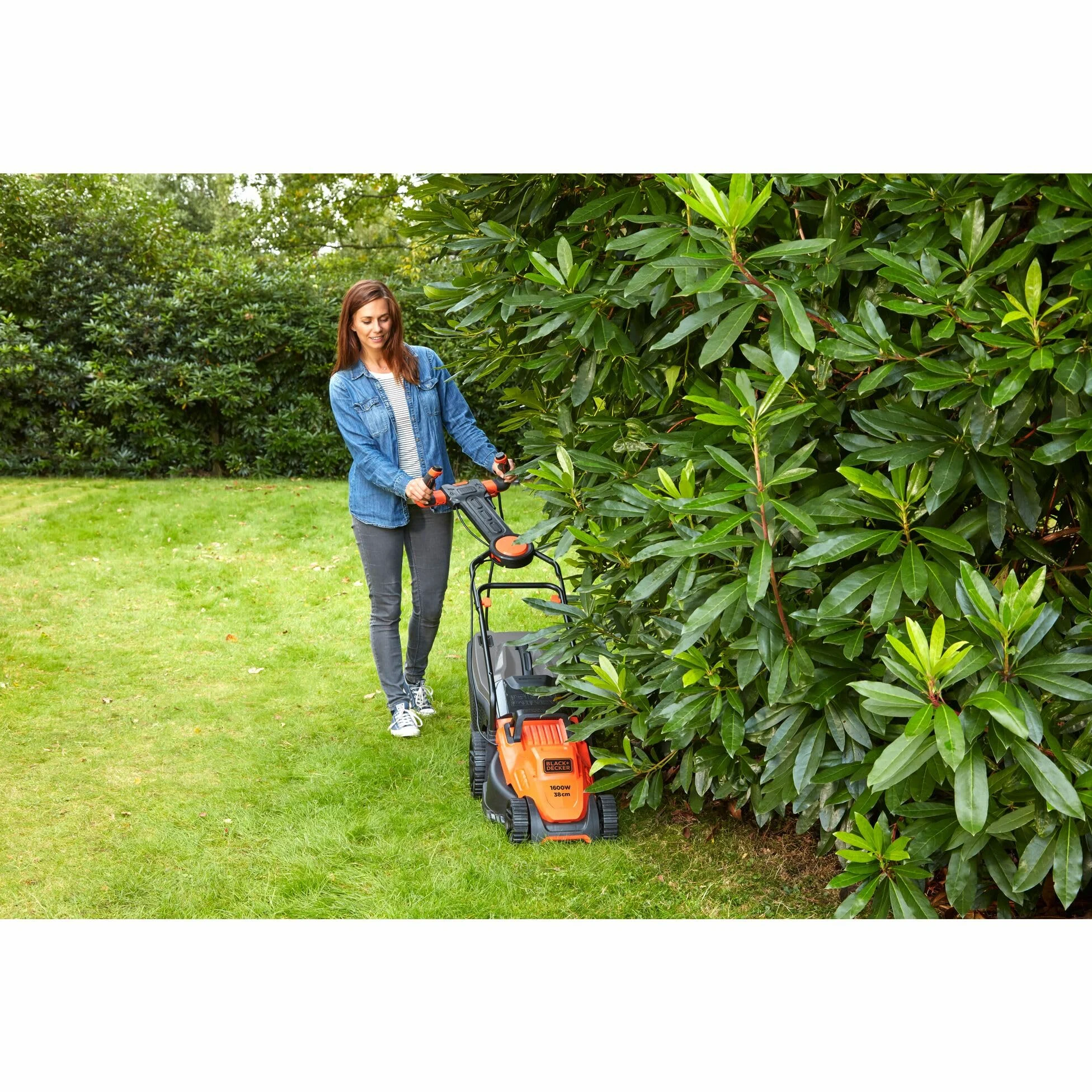 BLACK+DECKER,RASAERBA 1600 W, LARGHEZZA TAGLIO 38 CM, 6 ALT. TAGLIO 20-70 MM, E-DRIVE, CAPACITA' CESTO 45 L, INNOVATIVA IMPUGNATURA EASY STEER PER LA MASSIMA MANOVRABILITA'. BEMW471ES-QS