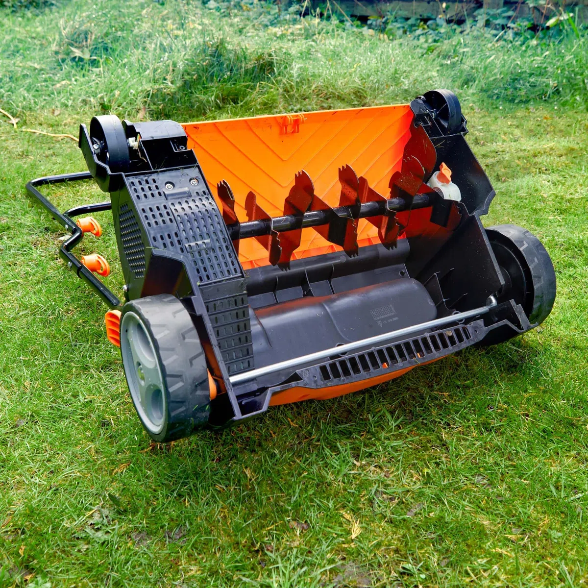 LawnMaster Scarificatore per Prato da 1350 W, rastrello per Prato, aeratore, scarificatore Elettrico con Larghezza di Lavoro di 33 cm, Accessori intercambiabili, profondità di Lavoro Regolabile e