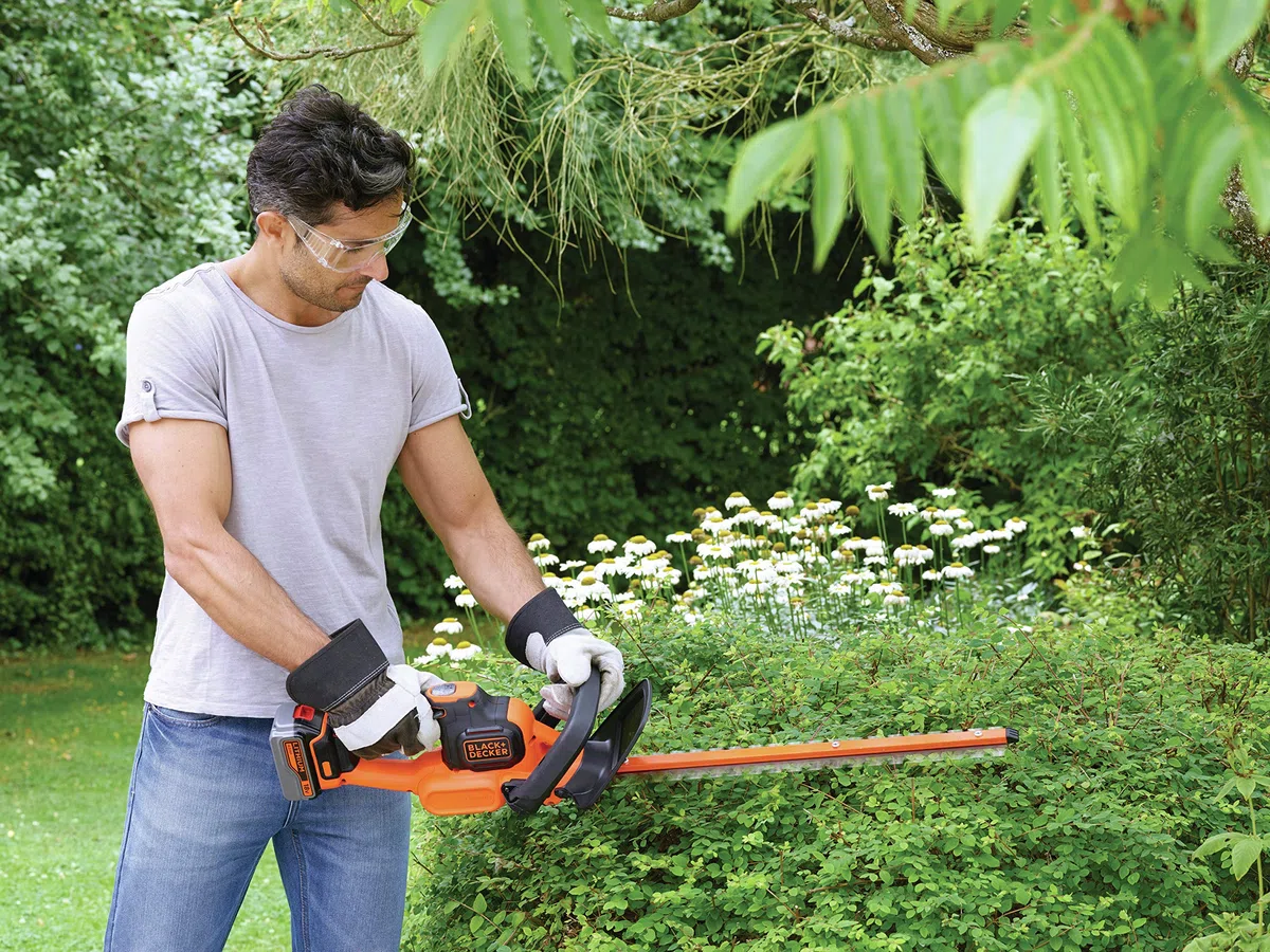 BLACK+DECKER Tagliasiepi a Batteria Litio, Lunghezza lama 50 cm, Impugnatura Ergonomica 18 V 4.0 Ah. GTC18504PC-QW