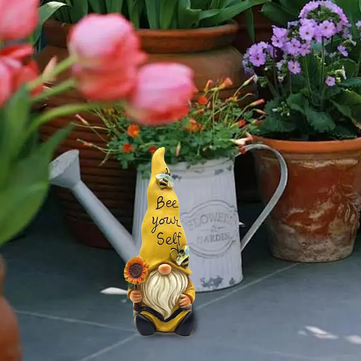 GNOME Elf Statua da giardino, in resina, nano da giardino con cappello, graziosa figura da giardino per aiuola, terrazzo e prato 14 * 9.5 * 24.5 cm (Girasole giallo)