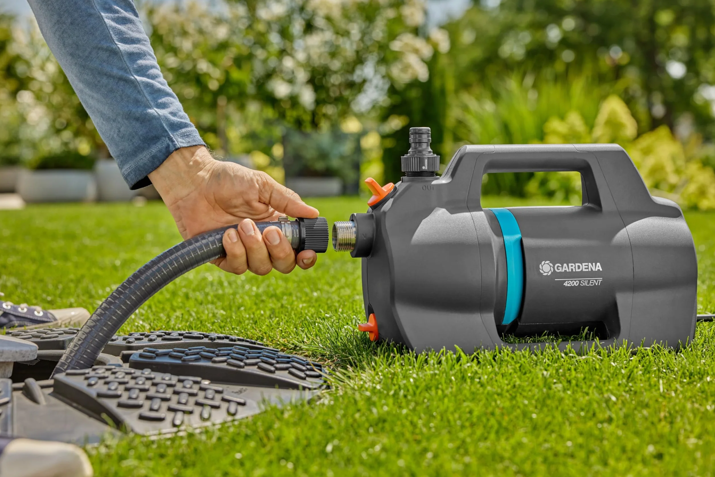 Pompa da giardino Gardena 4200 Silent: Pompa per irrigazione molto silenziosa e innovativa, portata 4200 l/h, motore da 600 W, 3,9 bar, impermeabile, a risparmio energetico (9054-20)
