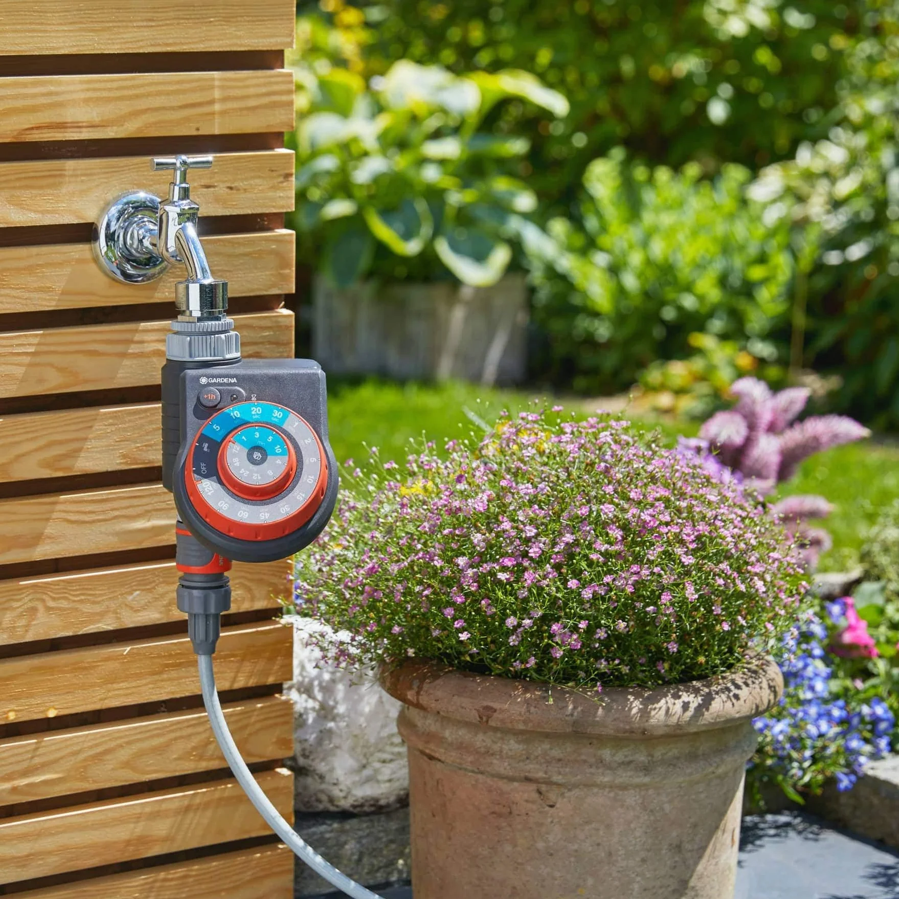 Gardena 1888-20 - Programador Easy Plus. Control riego automático 60 programas diferentes frecuencias y duraciones, 16 son combinaciones para nebulizador de exteriores. Función manual riego