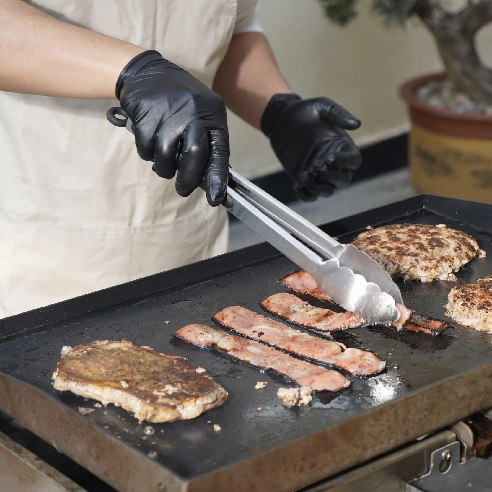 onlyfire Set di Spatola 4pcs Kit Utensili Barbecue per Teppanyaki, Smash Burger Pressa per Hamburger in Ghisa, Spatola per Piastra, Raschietto per Barbecue e Pinze da Cucina, Kit Utensili Barbecue