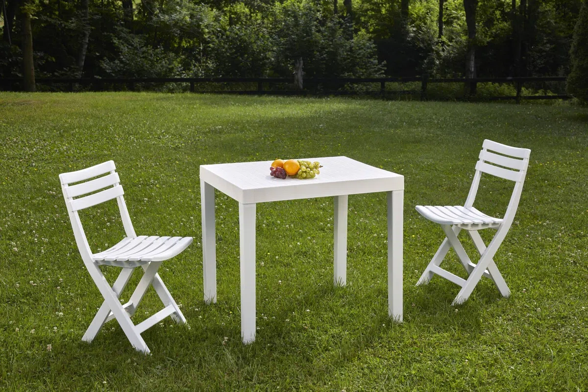 Dmora - Set salotto da esterno Ortisei, Composizione da giardino con 1 tavolo rettangolare e 2 sedie pieghevoli, Salottino indoor e outdoor da Pic Nic, 100% Made in Italy, Bianco