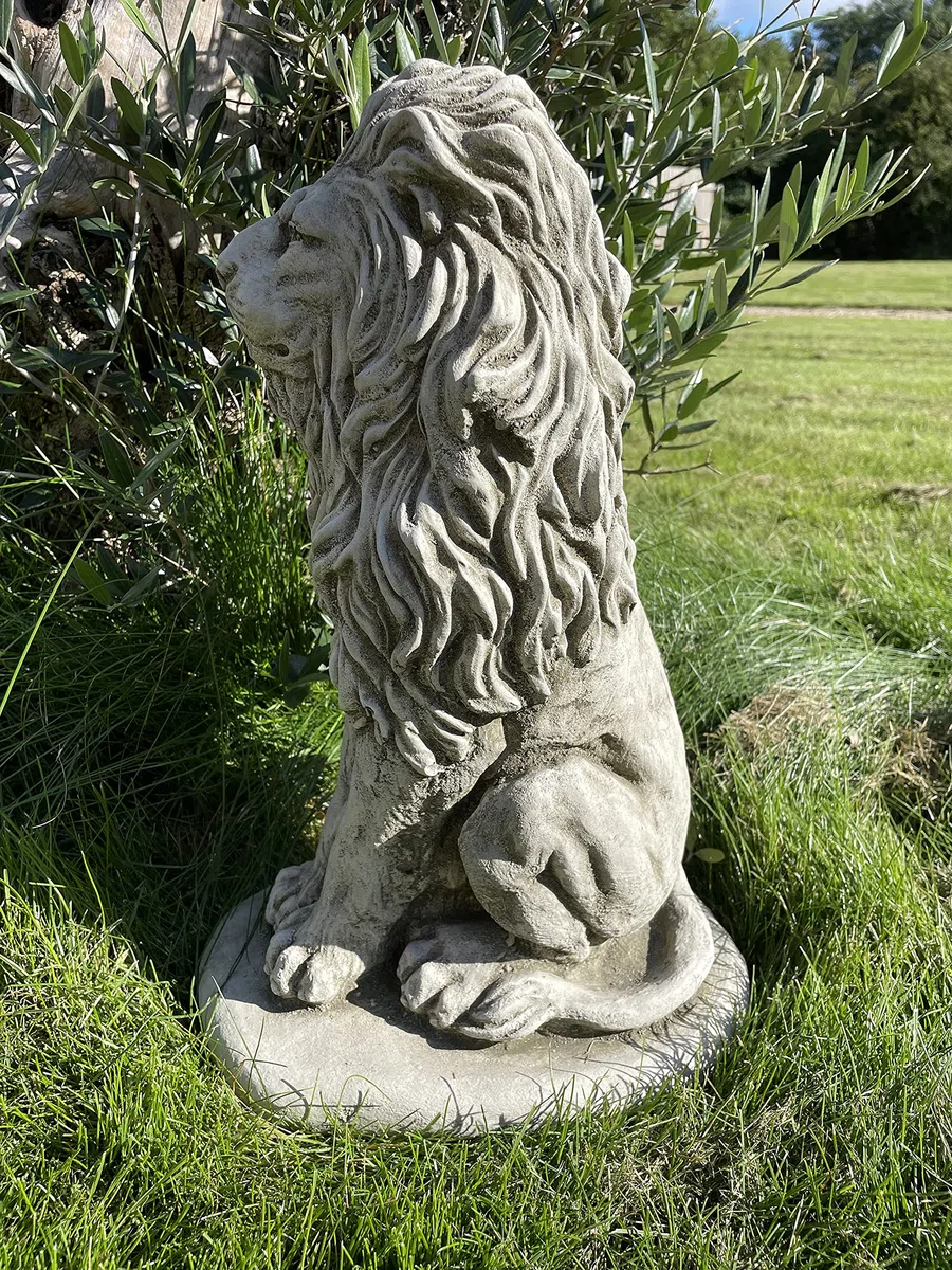Statua del leone in posizione seduta, ornamento per esterni, da giardino, con l'animale africano in pietra ricostituita