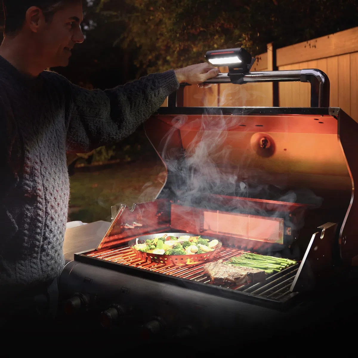 Mr. Bar-B-Q Luce a LED super luminosa a doppia azione, testa regolabile e cinghia per tutto lo spazio di cottura, resistente all'acqua e al calore