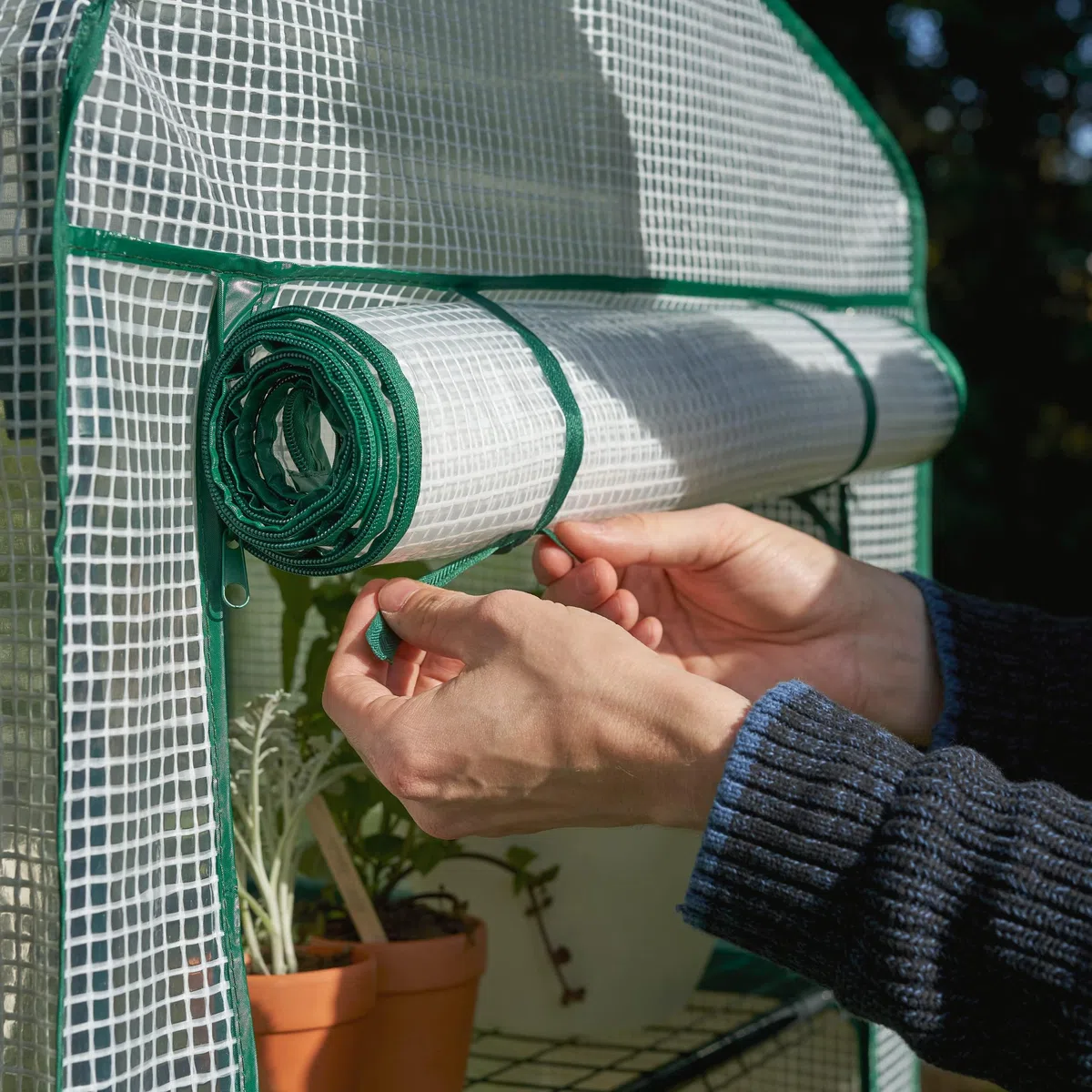 Serra Verticale da Giardino: La Soluzione Ideale per Coltivare Piantine, Pomodori, Cetrioli e Talee di Semi - 4 Livelli con Ripiani in Filo Metallico - Facile da Montare - Dimensioni 69 x 49 x 160 cm