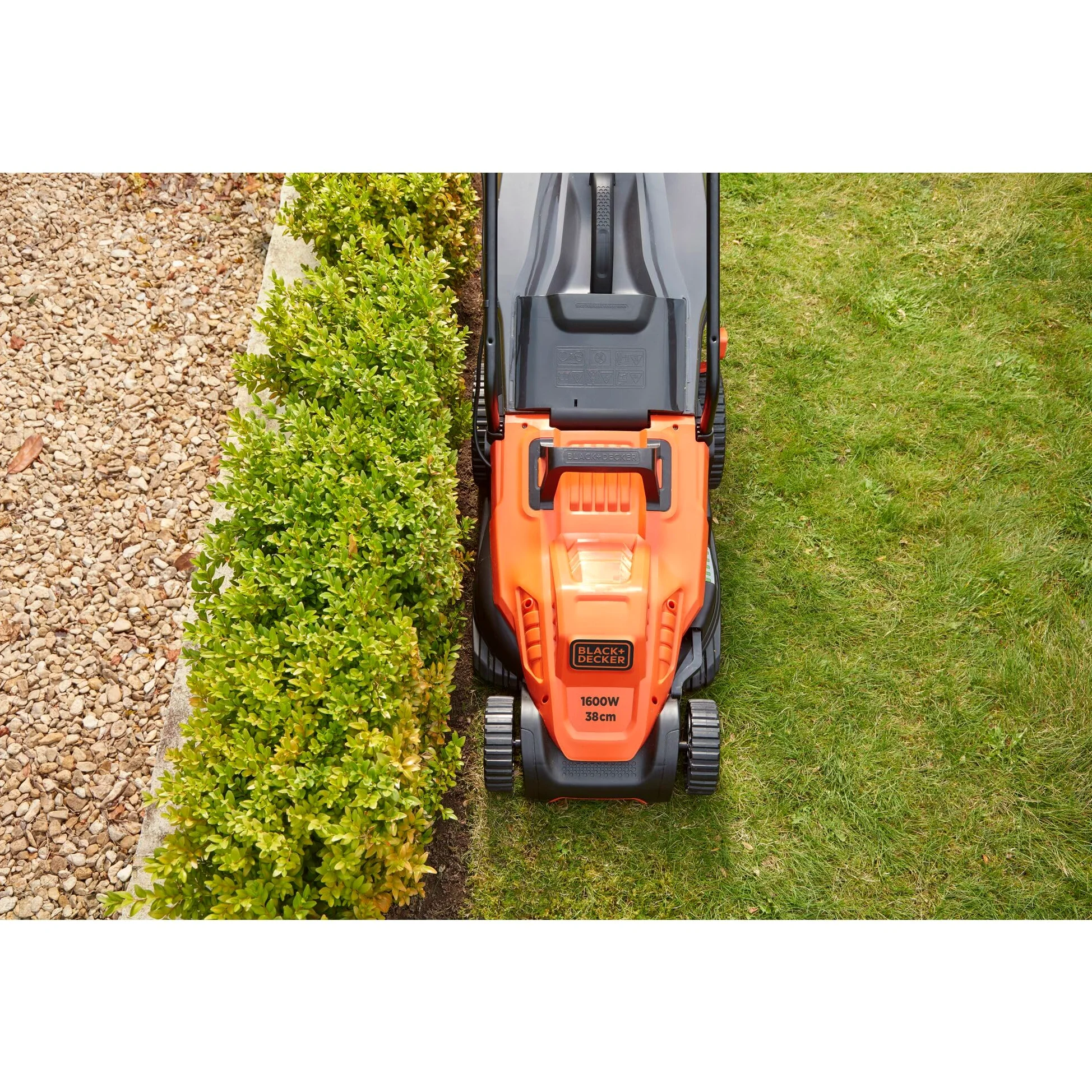 BLACK+DECKER,RASAERBA 1600 W, LARGHEZZA TAGLIO 38 CM, 6 ALT. TAGLIO 20-70 MM, E-DRIVE, CAPACITA' CESTO 45 L, INNOVATIVA IMPUGNATURA EASY STEER PER LA MASSIMA MANOVRABILITA'. BEMW471ES-QS