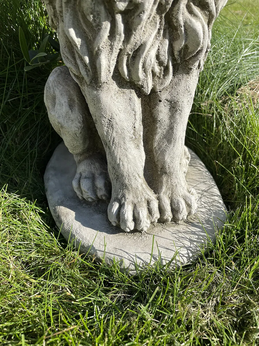 Statua del leone in posizione seduta, ornamento per esterni, da giardino, con l'animale africano in pietra ricostituita