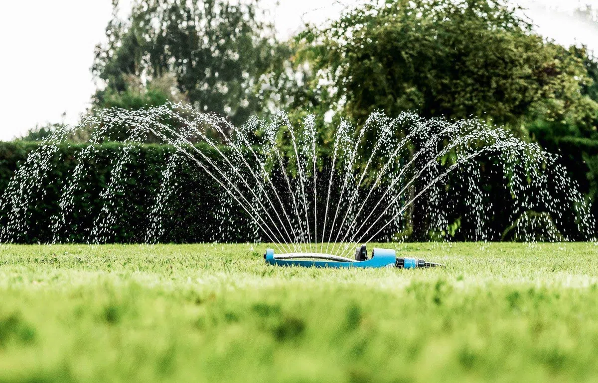 CELLFAST Irrigatore da Giardino Oscillante Per L’Irrigazione Con Flusso D'Acqua Controllabile Per Prato Fiori Piante 15 Ugelli Regolazione Continua Swing cellPRO