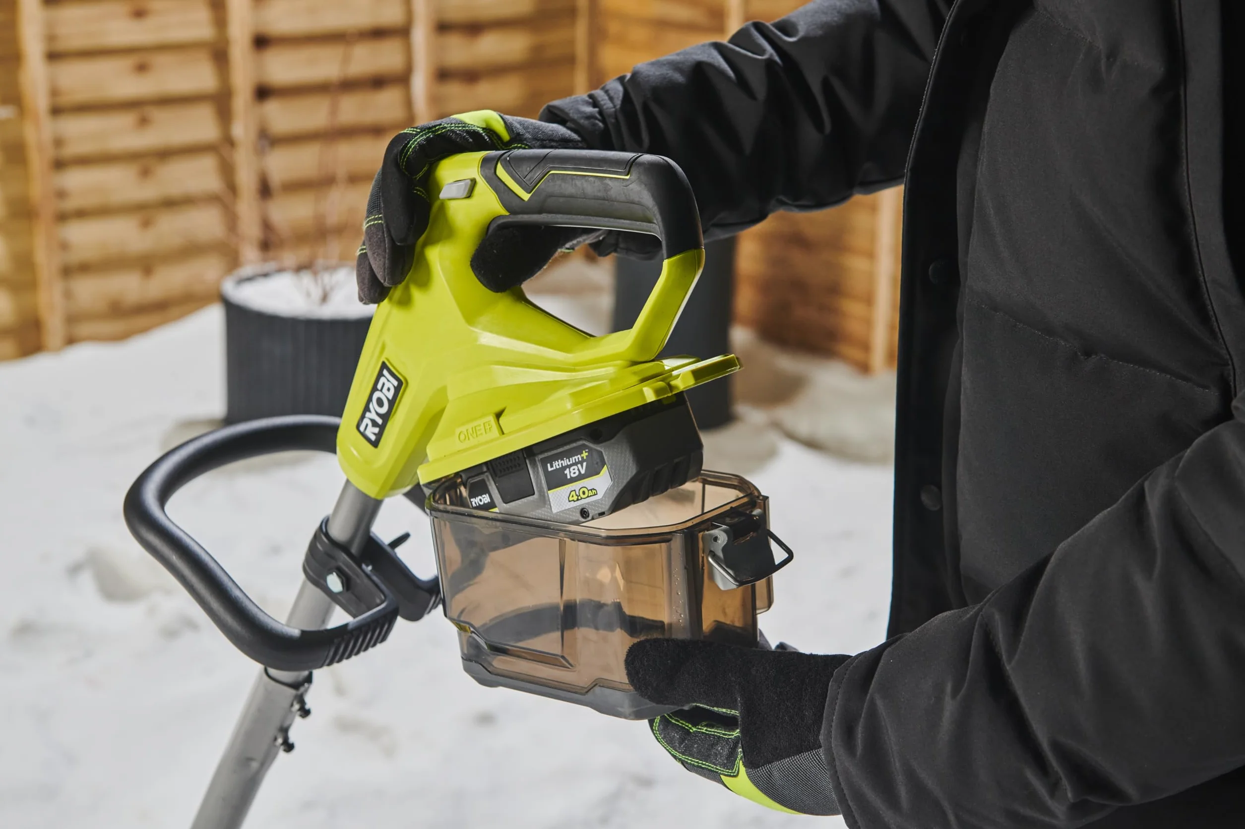 Ryobi RY18ST25A-140, Spazzaneve a Batteria 4.0Ah 18V One+, Fresa per neve con Larghezza di Lavoro 25 cm, Profondità di sgombero 15 cm con Lama in Plastica, Maniglia Regolabile e Impugnatura Ergonomica