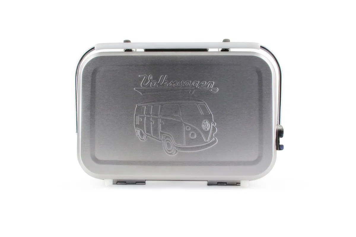 BRISA VW Collection - Volkswagen Barbecue portatile a valigia con griglia, vaschetta di raccolta della carbonella e maniglia di trasporto in acciaio inox Campervan T1 Bus design (Silhouette/Argento)