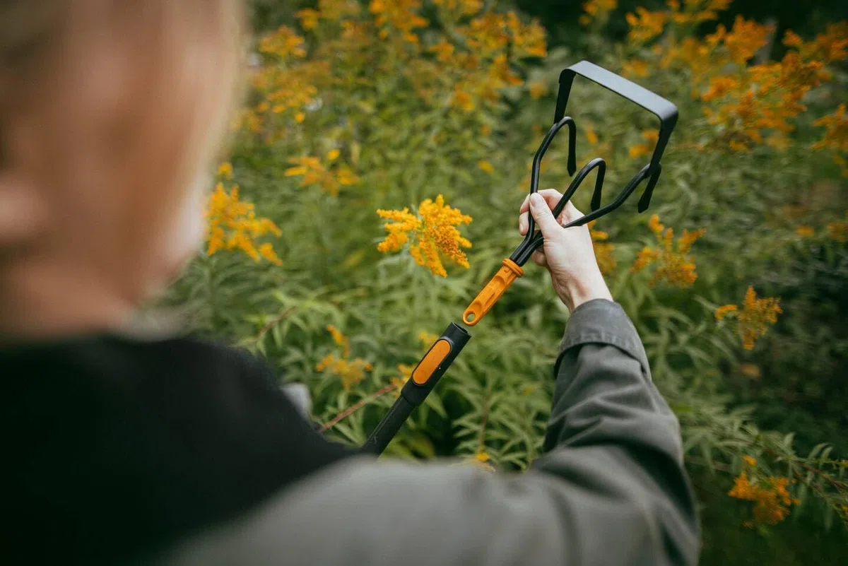 Fiskars OneClick Zappetta, Accessorio Multifunzione per la Cura delle Aiuole, Cambio Rapido con un Solo Clic, Lama in Acciaio al Carbonio Temprato, Nero/Arancione, 1080685