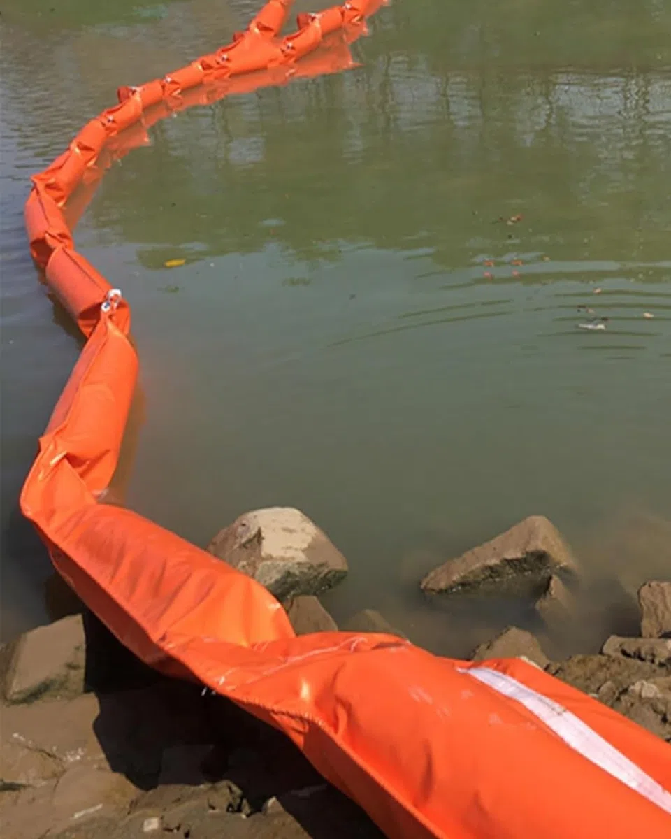 La barriera Galleggiante Reu, utilizzata per Il Controllo delle fuoriuscite di Petrolio in Mare, è Adatta a porti e fiumi. Si Tratta di Un Sistema di Protezione dall'inquinamento ecocompatib