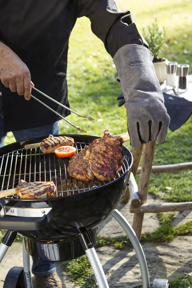 RÖSLE parrilla de carbón No.1 Sport F50, parrilla de carbón con suministro de aire ajustable, bisagra de tapa, termómetro de tapa, repisa estable, de asado y zona de asado extra grandes