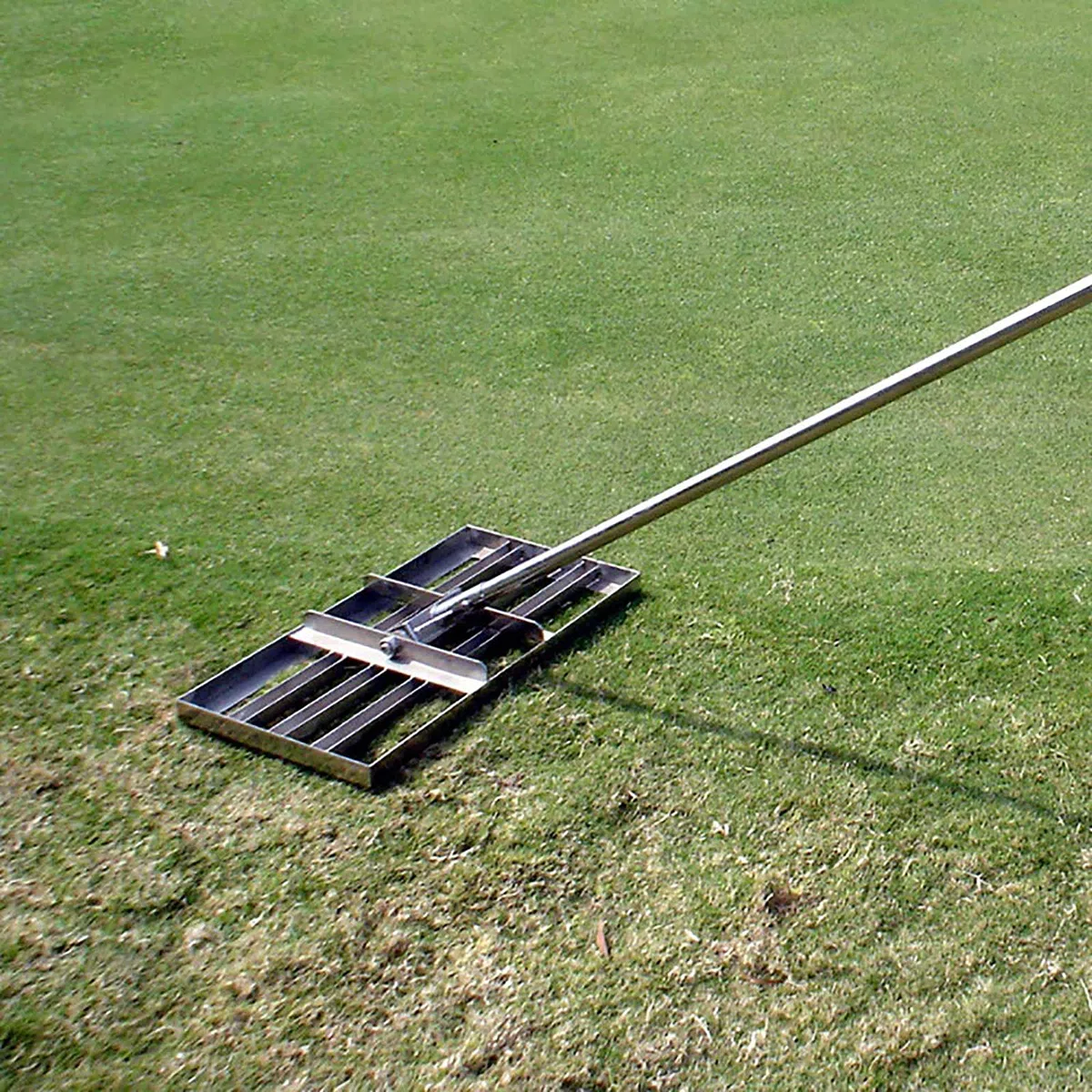 Rastrello livellatore per prato, in acciaio inox resistente, di grande capacità, manico da 109 cm, per giardino, campo da golf, strumento di livellamento