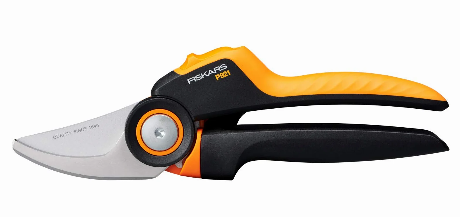 Fiskars Forbici da potatura bypass M, X-series PowerGear, P921, Impugnatura rotante, Per rami freschi e ramoscelli, Rivestimento antiaderente, Lame in acciaio inox, 20,1 cm, Nero/Arancione, 1057173