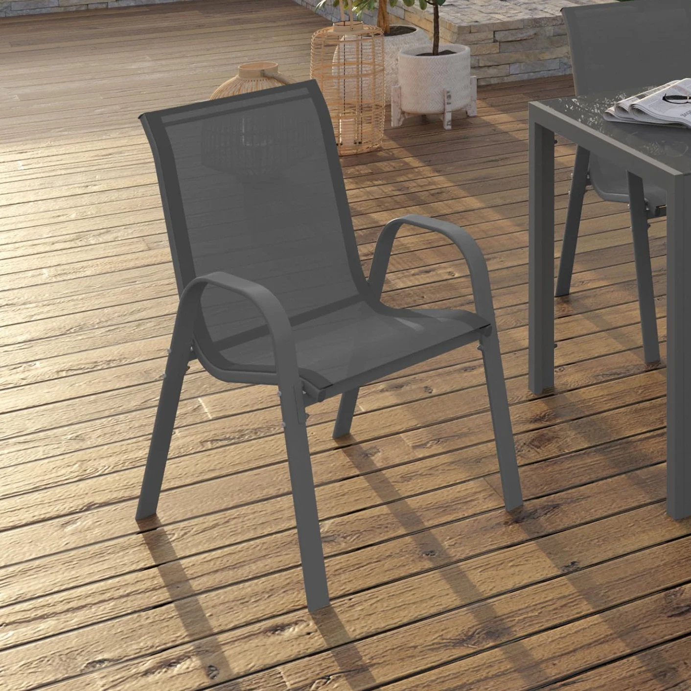 IDMarket - Set di 4 sedie impilabili in metallo e textilene grigio antracite LYMA