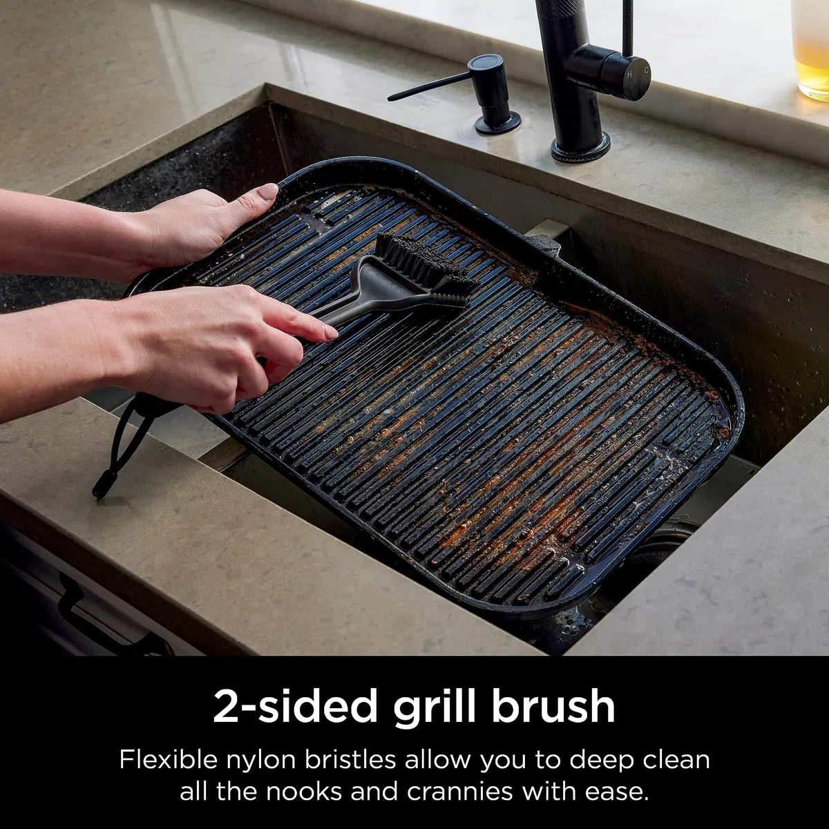 Ninja XSKBRUSHXL Woodfire - Spazzola per la pulizia della griglia esterna, compatibile con tutte le griglie Ninja Woodfire (serie OG700, OG800 e OG900), antigraffio, resistente al calore, raschietto,