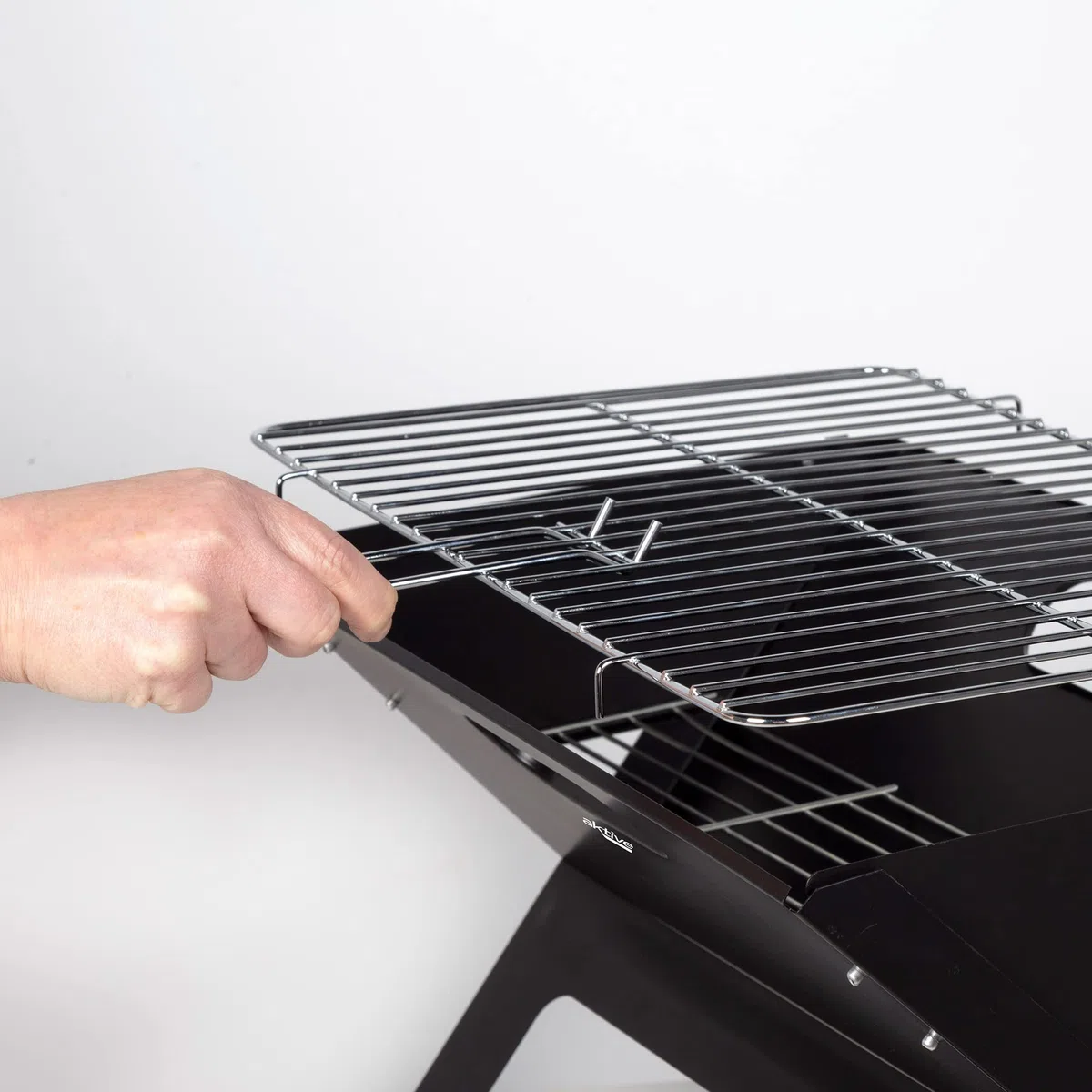 AKTIVE 63033 - Barbecue portatile e pieghevole a carbone in acciaio, con maniglia per il trasporto, misure 45 x 29 x 30 cm, facile da montare e trasportare, per campeggio, terrazza, balcone