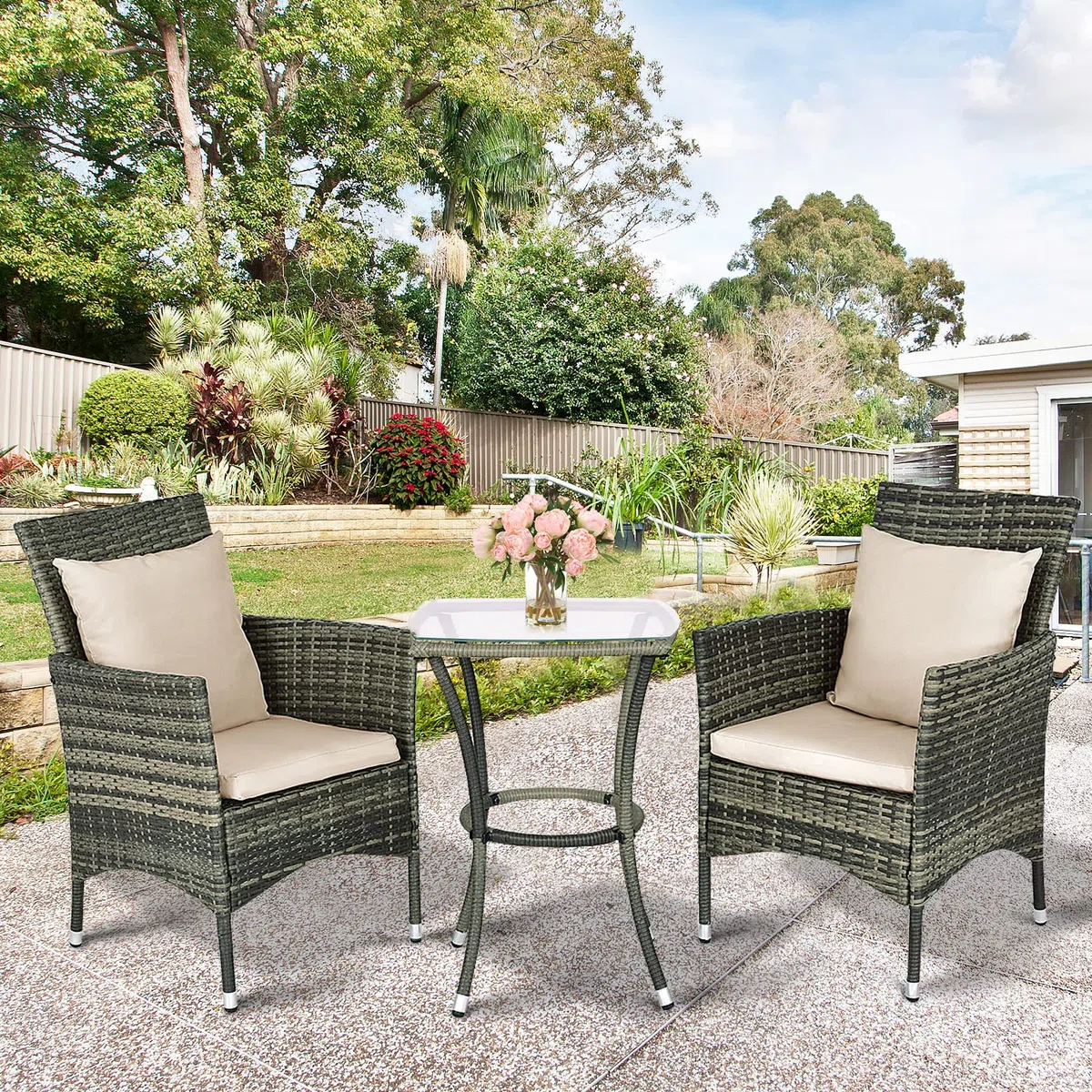 GIANTEX Set Mobili da Giardino in Rattan 3 Pezzi, Salottino da Giardino con 2 Poltrone e 1 Tavolino da Caffè in Vetro, Cuscini Inclusi, Resistente alle Intemperie