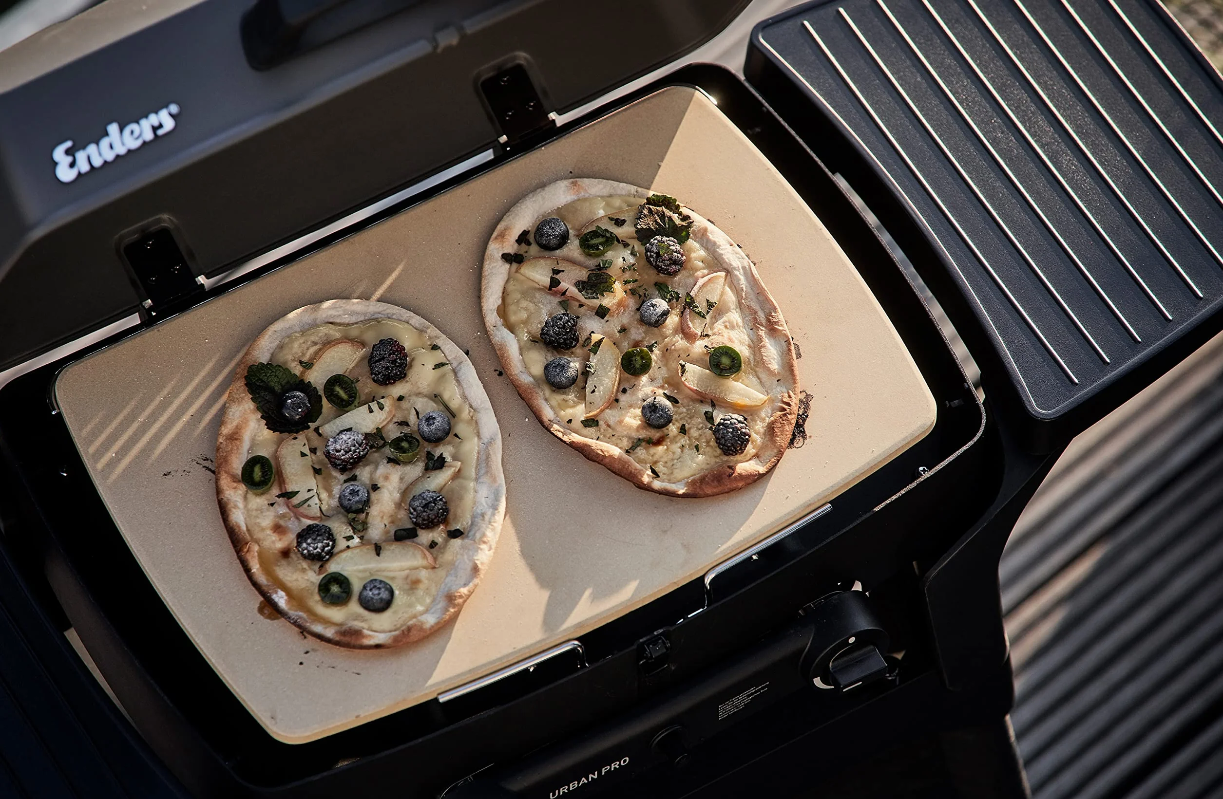 Enders Pietra refrattaria per Pizza in Cordierite rettangolare inclusa struttura di sostegno in acciaio inox - Compatibile con modello di griglia a gas Enders Urban - Accessori per il barbecue #8602