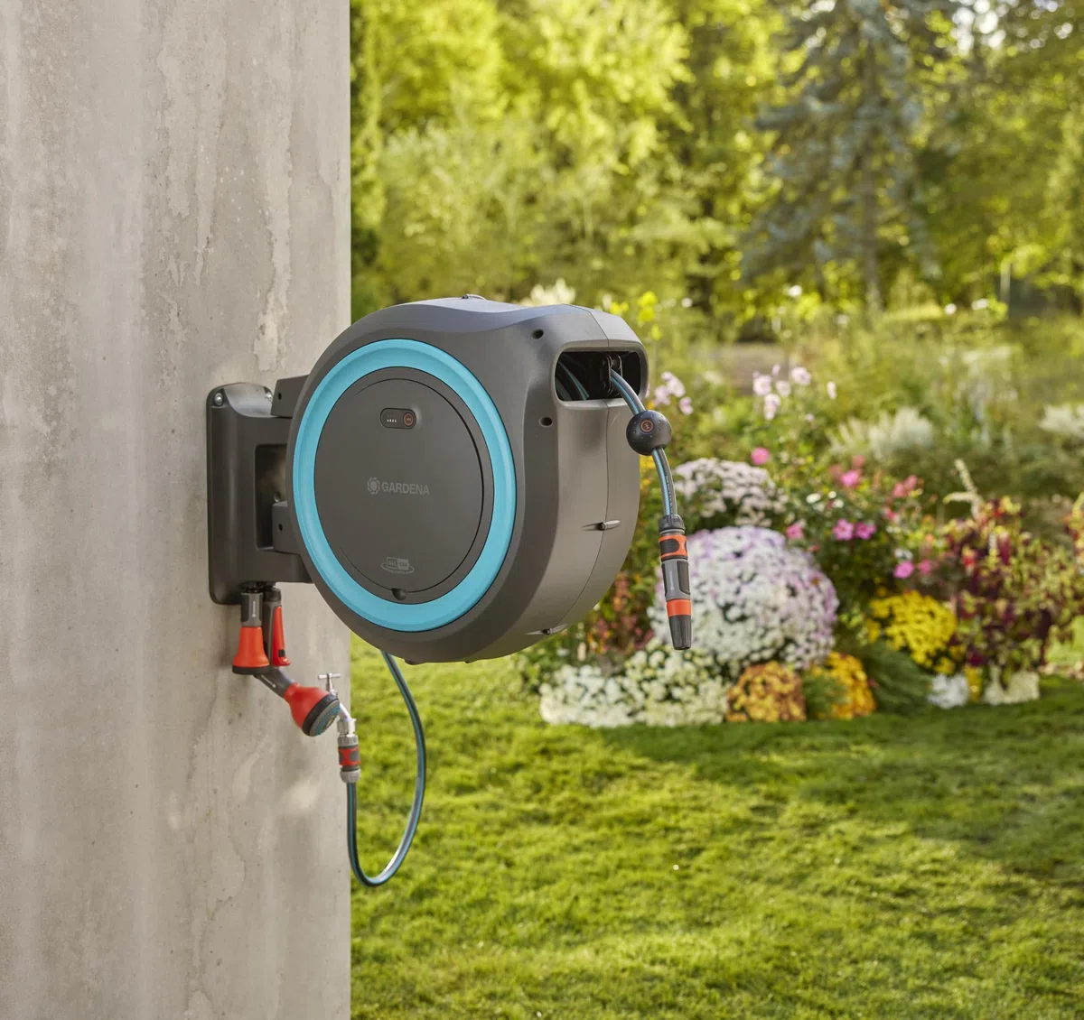Gardena Set avvolgitubo a parete PowerRoll XL ricaricabile, pronto all’uso, avvolgitubo automatico con tubo da giardino 35 m, guida e RollControl, set completo, batteria ricaricabile (18640-20)