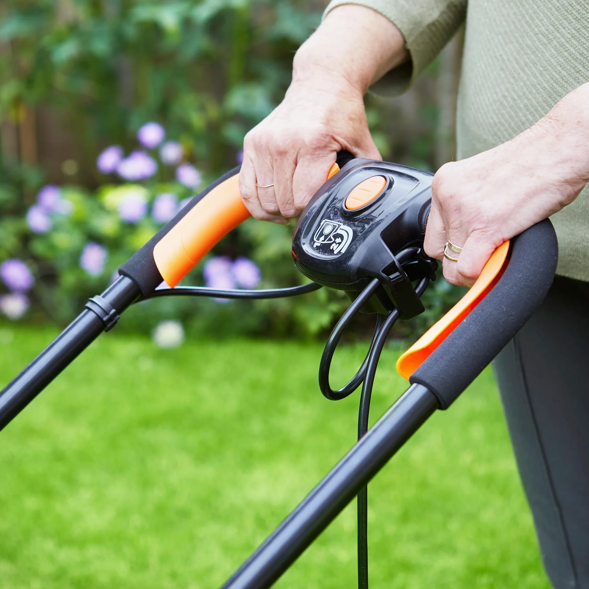 LawnMaster Falciatrice elettrica Hover da 1700 W, 33 cm, scatola di raccolta dell'erba, altezza di taglio regolabile, per prati di piccole e medie dimensioni, 2 anni di garanzia