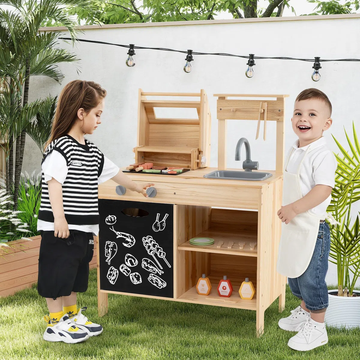 HOMASIS Cucina per Bambini da Esterno, Cucinetta da Gioco con Griglia, Lavagna e Lavello, Cucina Giocattolo con 27 Accessori per Bambini dai 3+ Anni in su, Naturale