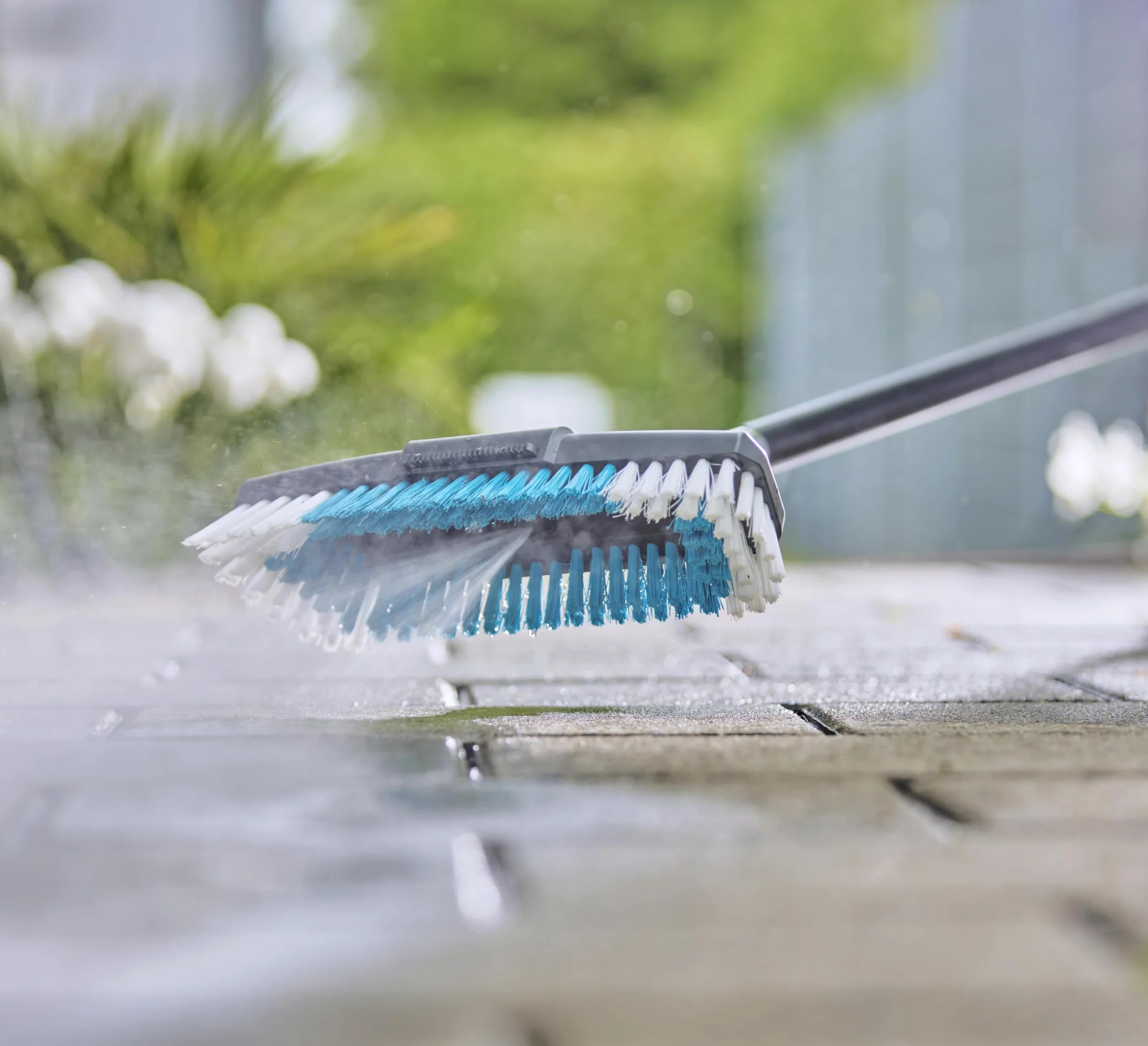 Gardena Idrospazzola Cleansystem hard: spazzola per la pulizia di superfici resistenti, setole di diversa lunghezza, da collegare al manico Cleansystem, ideale per grandi superfici (18816-20)