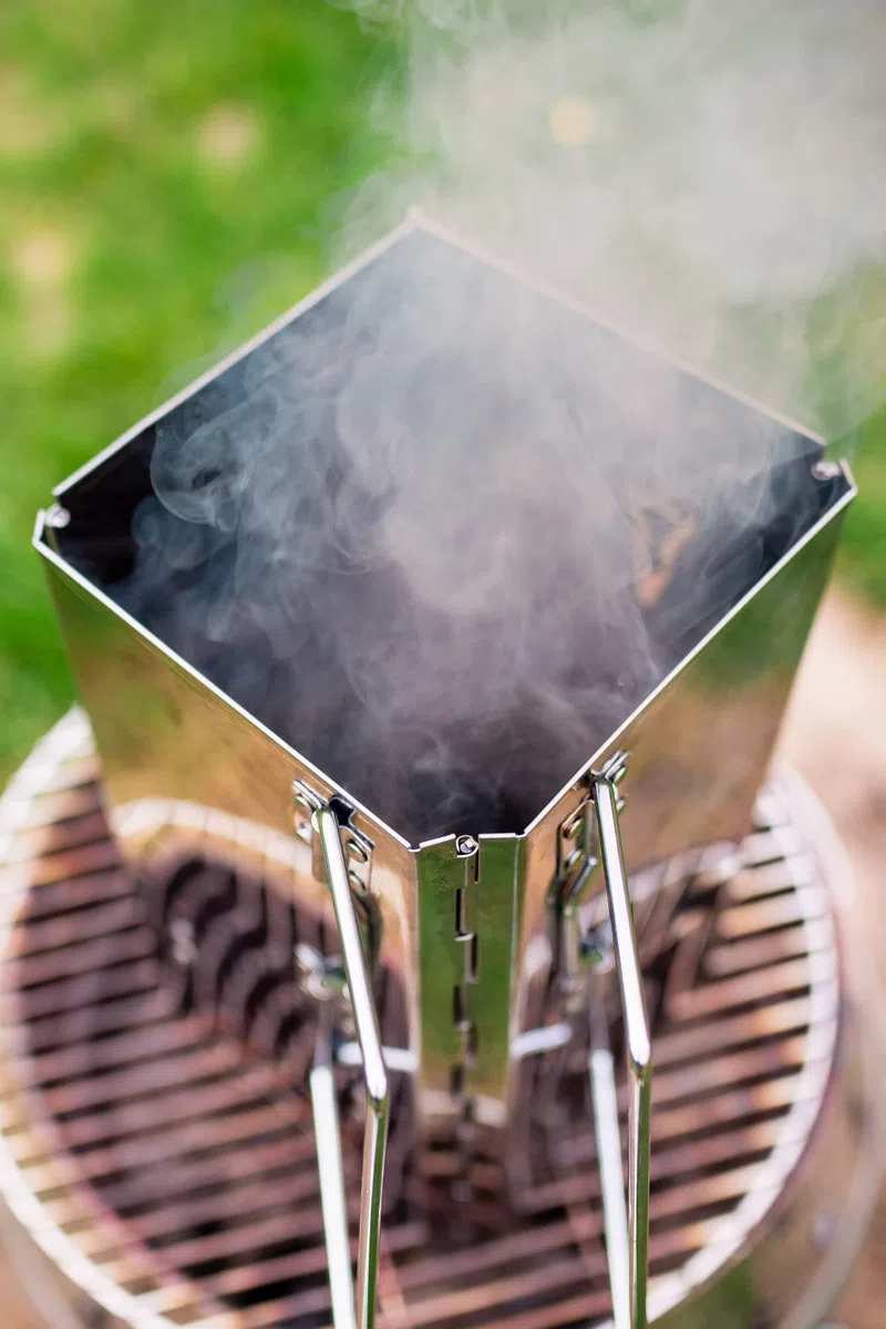 BBQ-Toro Caminetto di accensione pieghevole in acciaio inox con manici | 16 x 16 x 29 cm | Caminetto pieghevole con borsa per barbecue, campeggio, giardino, festival | Accessori per griglia