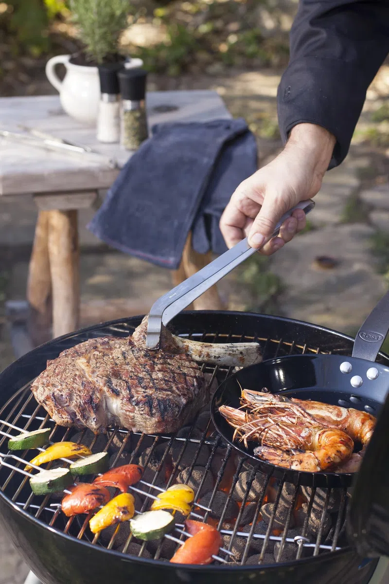 RÖSLE parrilla de carbón No.1 Sport F50, parrilla de carbón con suministro de aire ajustable, bisagra de tapa, termómetro de tapa, repisa estable, de asado y zona de asado extra grandes