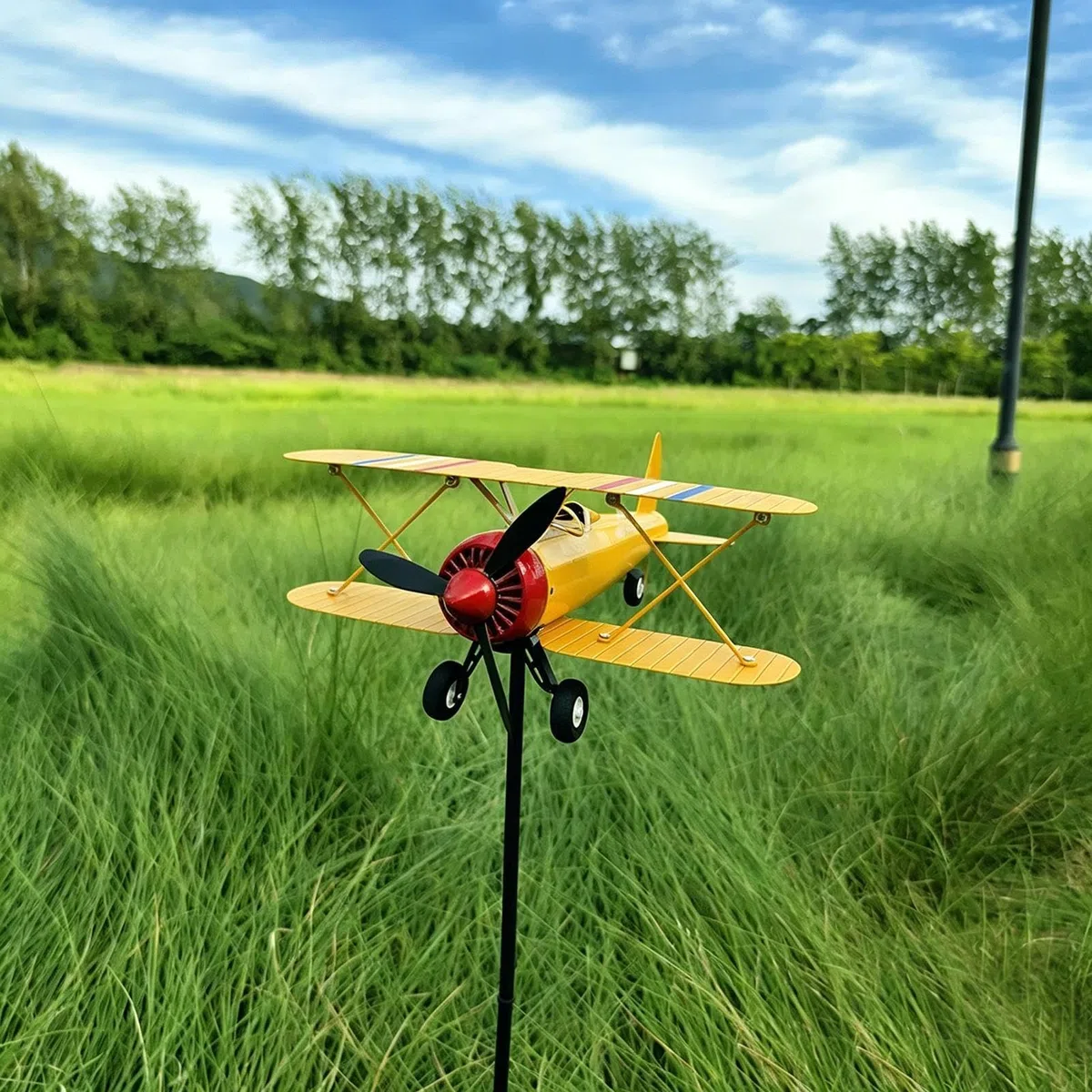 Segnavento aereo - Mulino metallico banderuola | aviaria girevole | Arredo esterno giardino, struttura resistente agenti atmosferici, design biplano epocale, indicatore direzione per prato