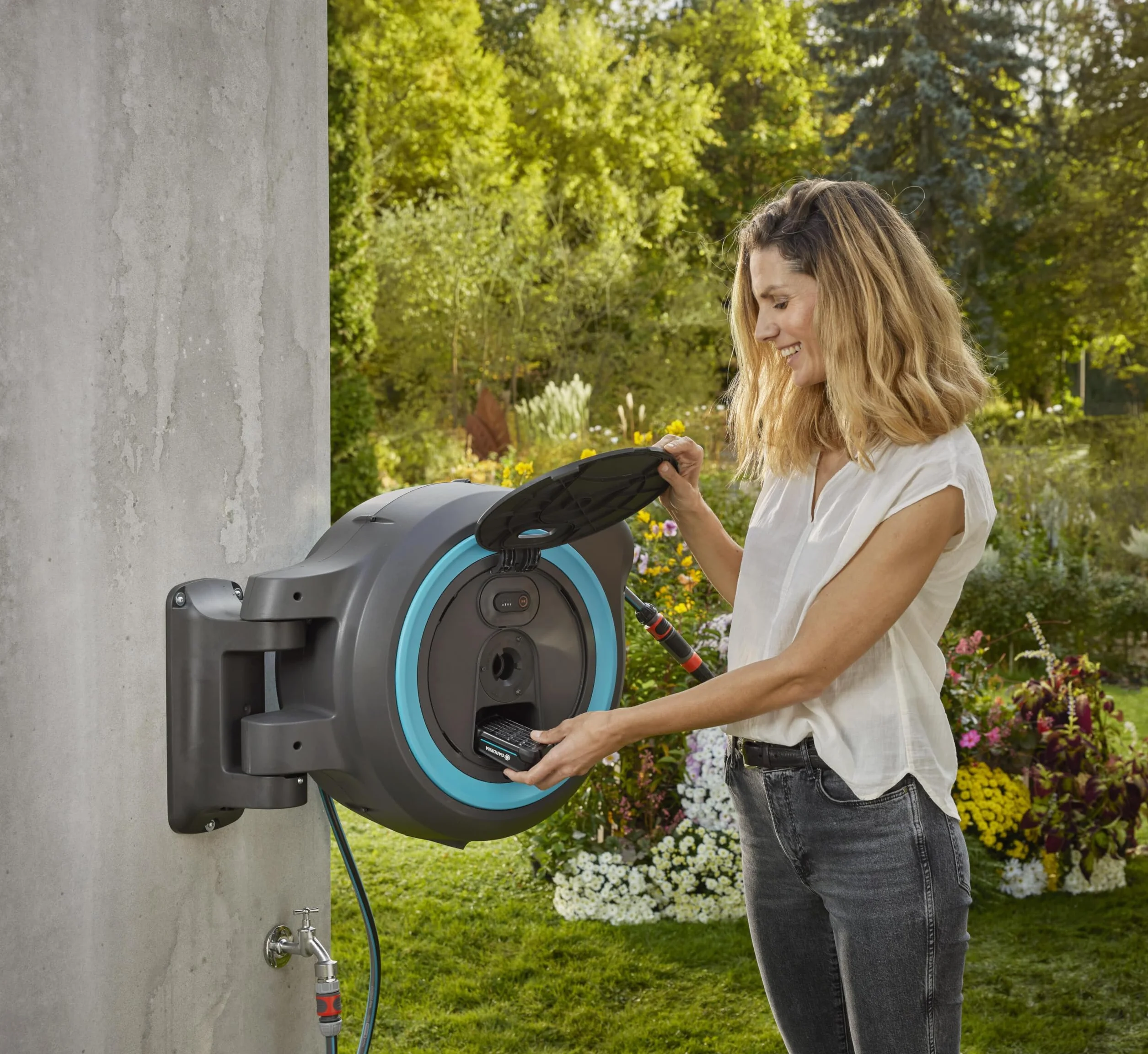Gardena Set avvolgitubo a parete PowerRoll XL ricaricabile, pronto all’uso, avvolgitubo automatico con tubo da giardino 35 m, guida e RollControl, set completo, batteria ricaricabile (18640-20)