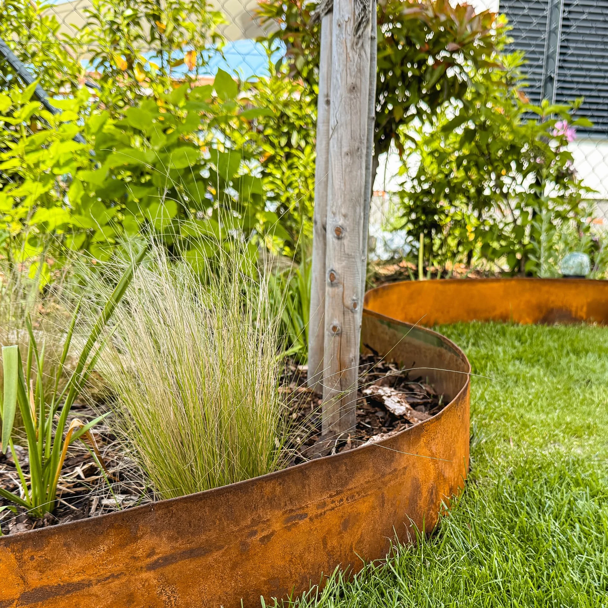 UNIGARDIA Bordura per Giardino in Acciaio Corten 10 m - Bordura per Aiuola in Metallo, Altezza 14 cm - Installazione Facile - Bordo per Prato in Ruggine, 1 Paio di Guanti Inclusi
