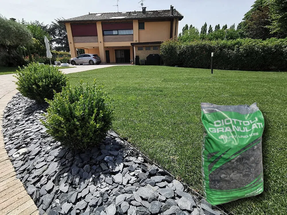 Sassi Ciottoli di Ardesia Nera Decorativa in Scaglie da 30-80mm per Giardino Vasi e Aiuole Confezione 25kg, Nero