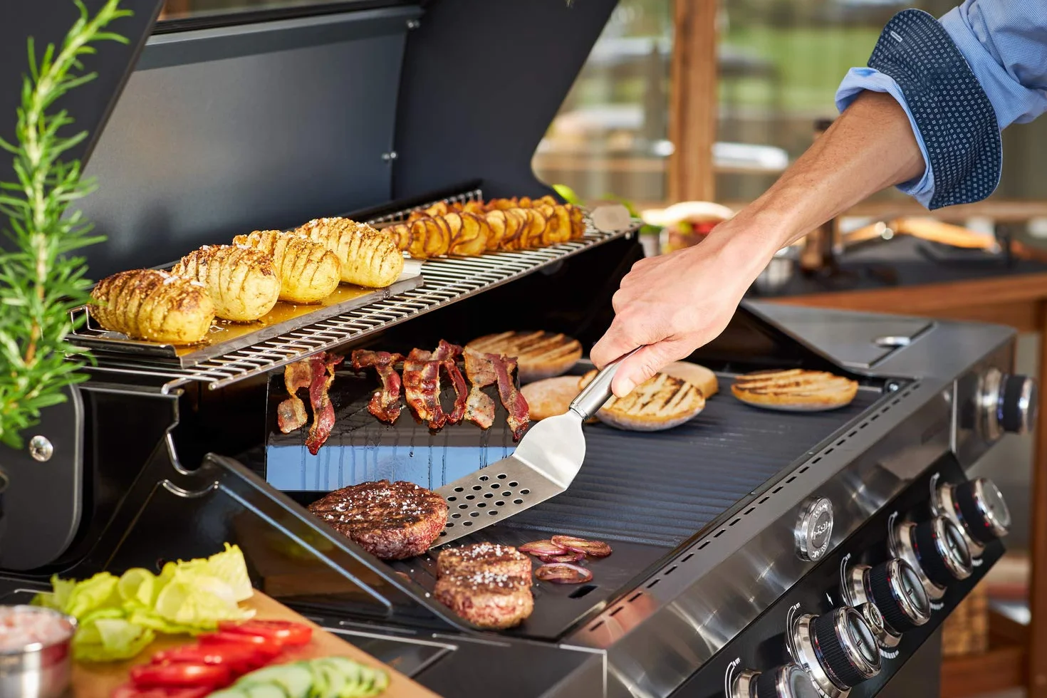RÖSLE Peso per barbecue, pregiato peso per una cottura rapida di hamburger o bistecche, ghisa, manico in legno, 17.5 cm