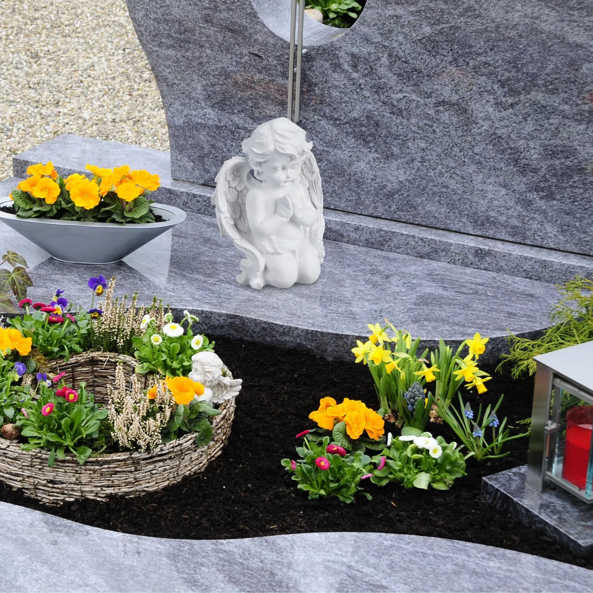 Relaxdays Statuetta Angelo Seduto in Preghiera, Statua Commemorativa Resistente al Gelo per Giardino, Poliresina, Bianco