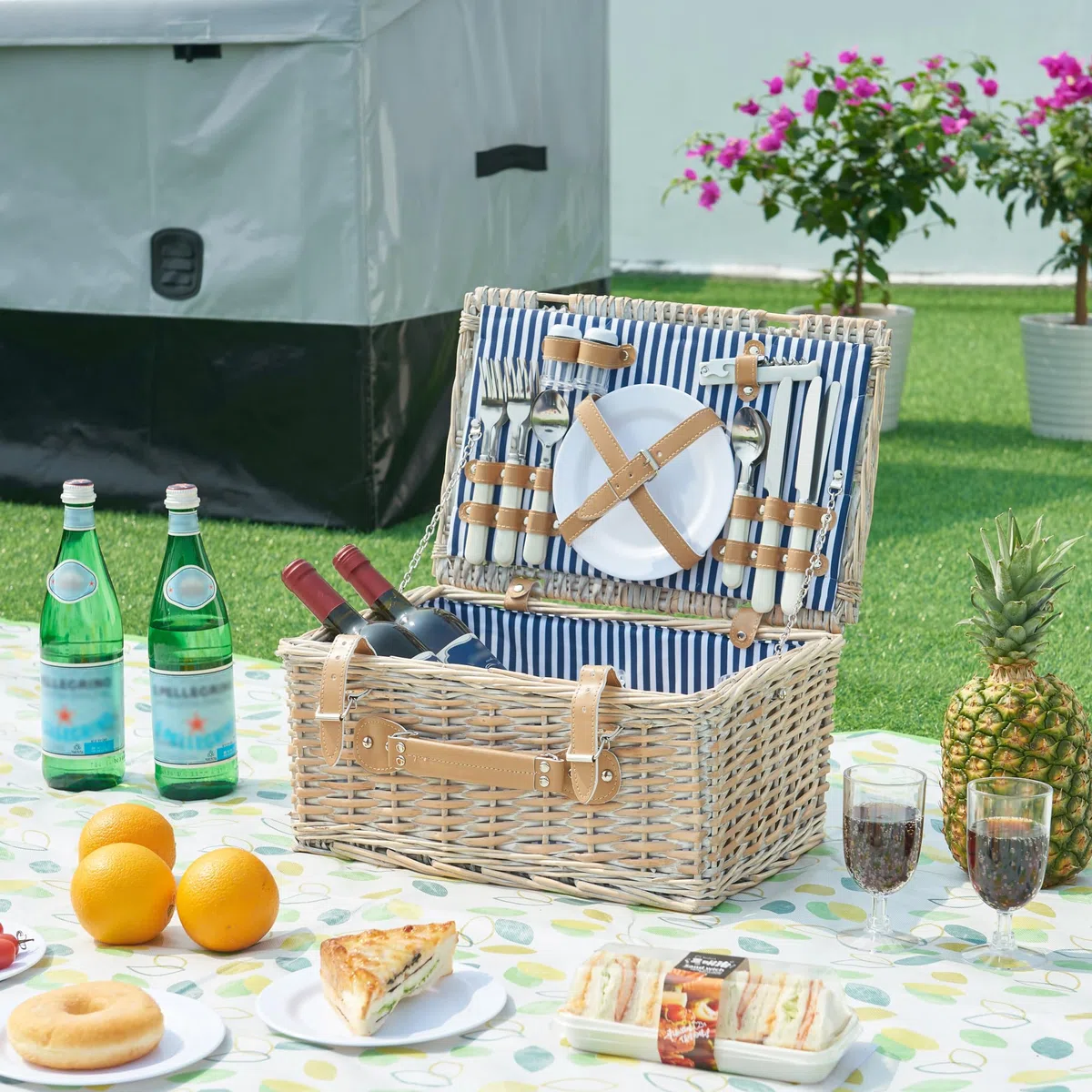 casa.pro Cestino da Picnic per 4 Persone Valigia in Rami di Salice Set da Picnic Incluso Piatti Posate Bicchieri Cavatappi Tessuto a Righe Bianco/Blu 40 x 28 x 20 cm