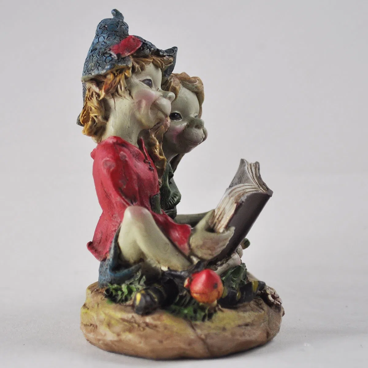 Statuetta raffigurante una coppia di folletti Pixie seduti a leggere, decorazione da giardino a tema magia e mistero, altezza: 10 cm