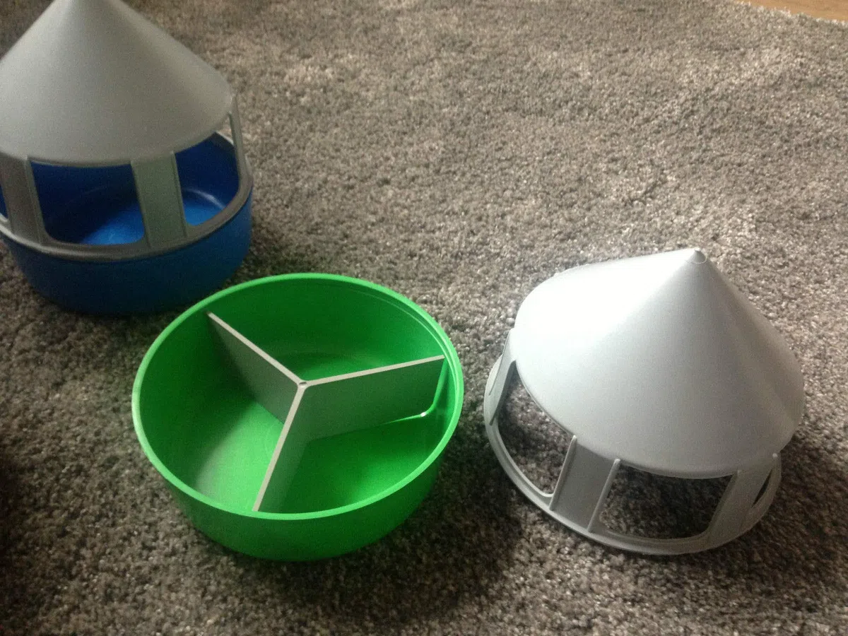 AGROHIT Porta Grit e Sali per Colombi 20,5x22,7 cm in Plastica, Per l'alimentazione degli uccelli, in particolare per i piccioni, Feeder, Bottiglia per mangime per uccelli