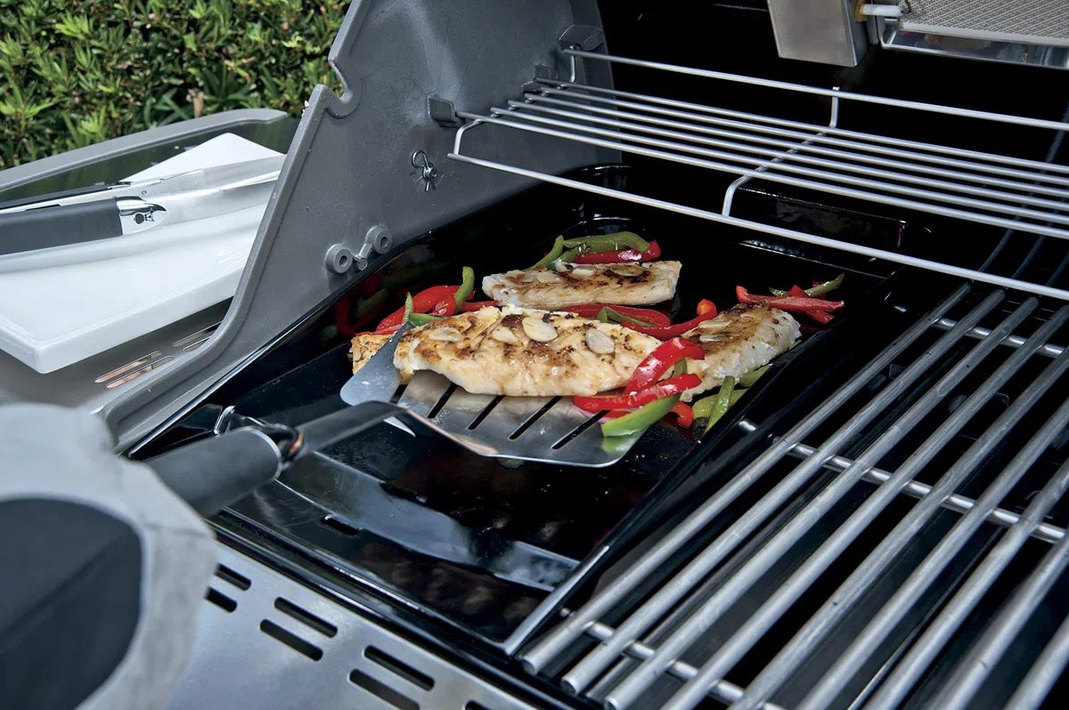 Weber Giraplati/Girafili Premium (46cm), Ideale per Grandi SUP. cotturate o Pesce, in Acciaio Inox, con Manico Antiscivolo, Manico Angolato, Lavabile in Lavastoviglie - Nero/Argento (6673)