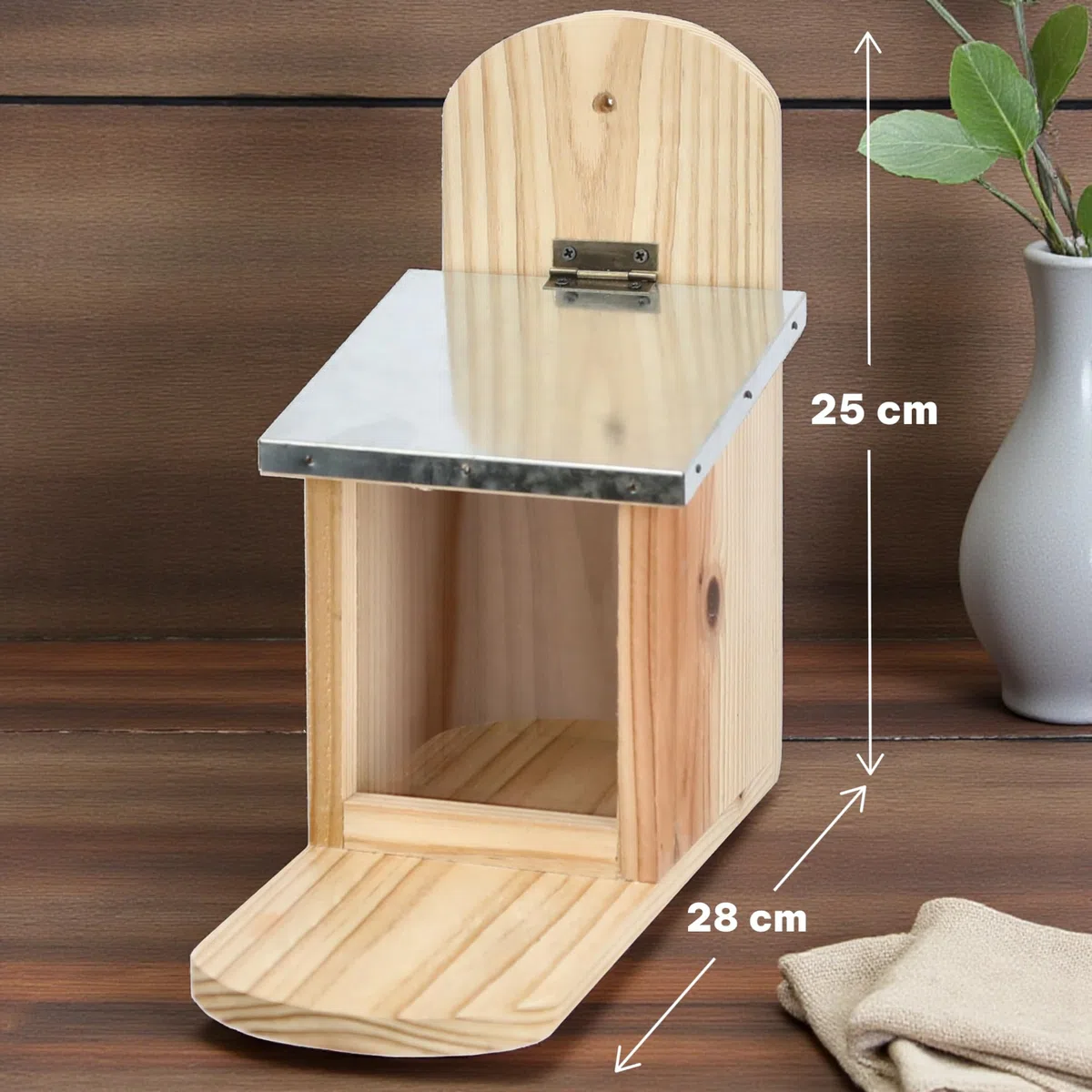MIJOMA Mangiatoia per scoiattolo in legno di abete – Resistente alle intemperie con coperchio ribaltabile in metallo – Ciotola in legno – Dimensioni circa 12 x 25 x 28 cm – Casa per scoiattoli per