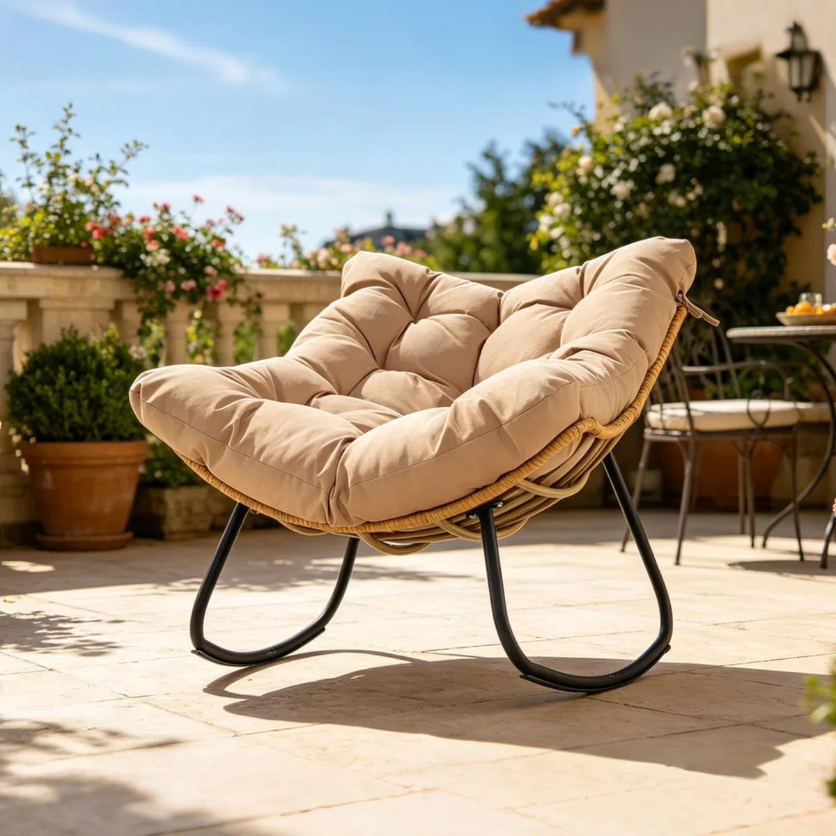 SOARS Sedia a Dondolo da Esterno, Poltrona a Dondolo da Interno con Cucscino Morbido, Struttura in Metallo e Rattan PE, per Terrazza, Bordo Piscina, Balcone, Soggiorno, 116 X 88 X 92 CM (Beige)