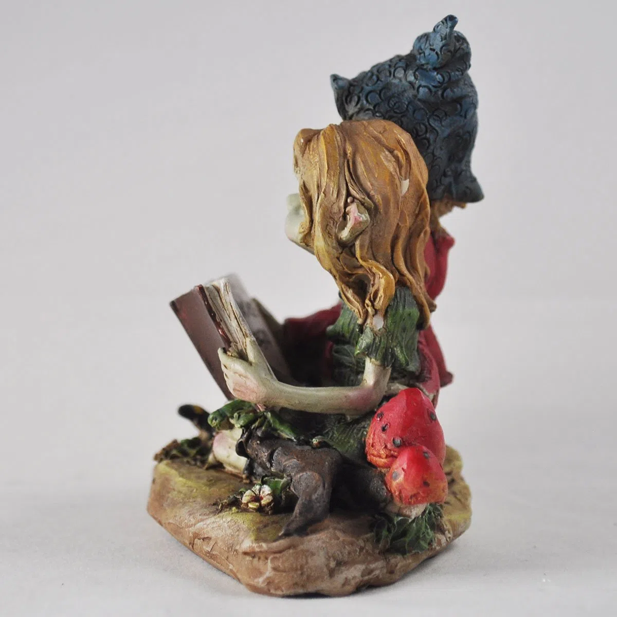 Statuetta raffigurante una coppia di folletti Pixie seduti a leggere, decorazione da giardino a tema magia e mistero, altezza: 10 cm
