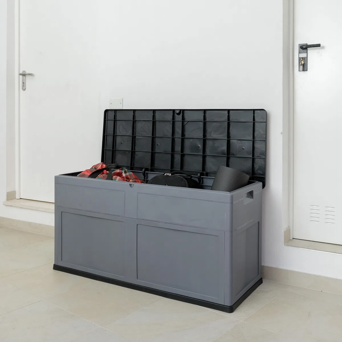 Toomax Baule Multibox Trend 320L finitura elegante nero/grigio basalto 119x46x60h cm, in plastica riciclata resistente ai raggi UV, con chiusura per lucchetto, ideale per interni ed esterni