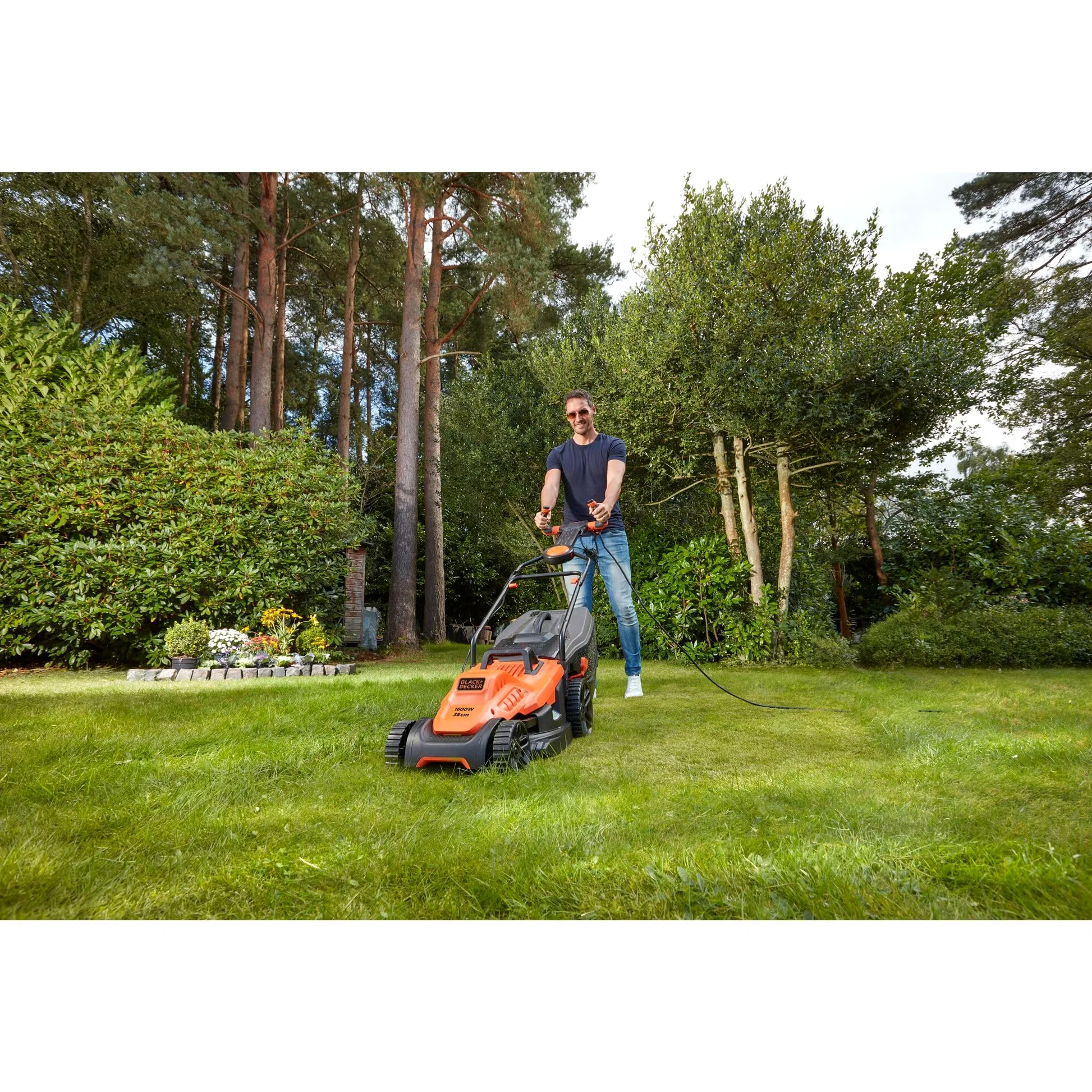 BLACK+DECKER,RASAERBA 1600 W, LARGHEZZA TAGLIO 38 CM, 6 ALT. TAGLIO 20-70 MM, E-DRIVE, CAPACITA' CESTO 45 L, INNOVATIVA IMPUGNATURA EASY STEER PER LA MASSIMA MANOVRABILITA'. BEMW471ES-QS