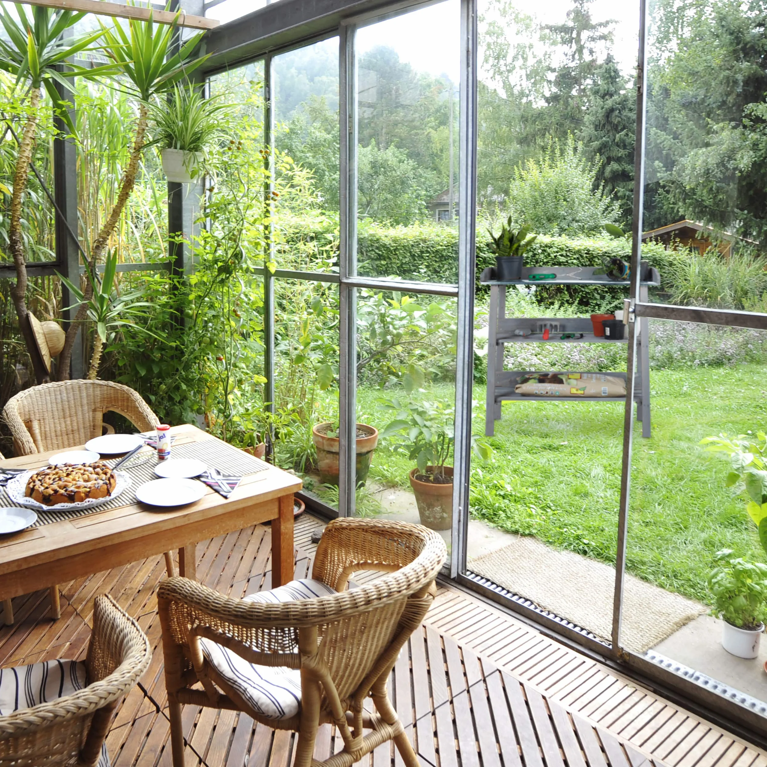 Relaxdays Tavolo da Giardinaggio, 86 x 92 x 42 cm, Banco da Lavoro da Esterno in Legno, per Balcone e Terrazza, Grigio