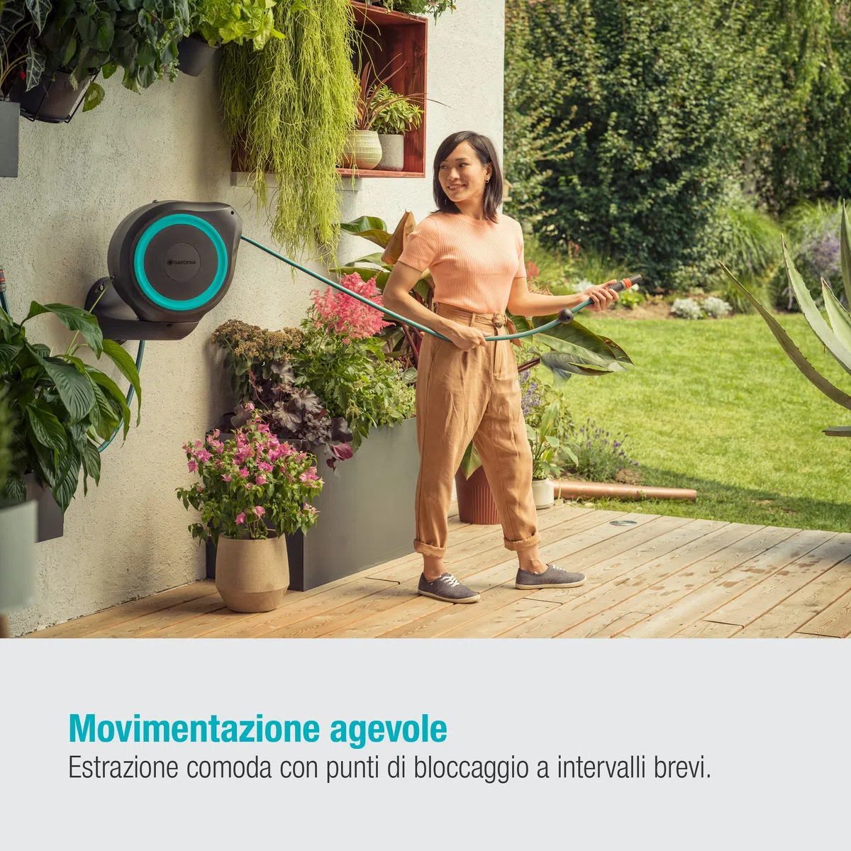 Gardena Avvolgitubo da Parete RollUp S: incluso Tubo da Giardino 15 m con Lancia e Raccordi, Avvolgimento Automatico, Ruotabile di 180 gradi, per Giardini Piccoli e Terrazzi, Azzurro (18600-20)